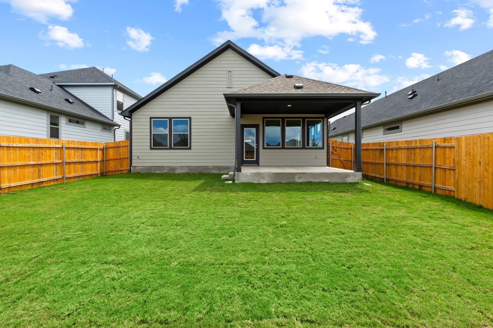 1104 Universal Dr, Hutto, TX 78634