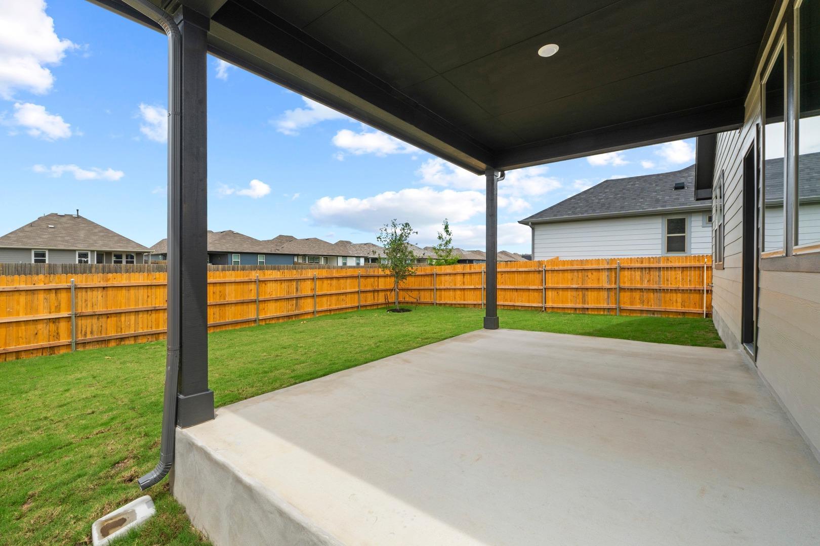 1104 Universal Dr, Hutto, TX 78634