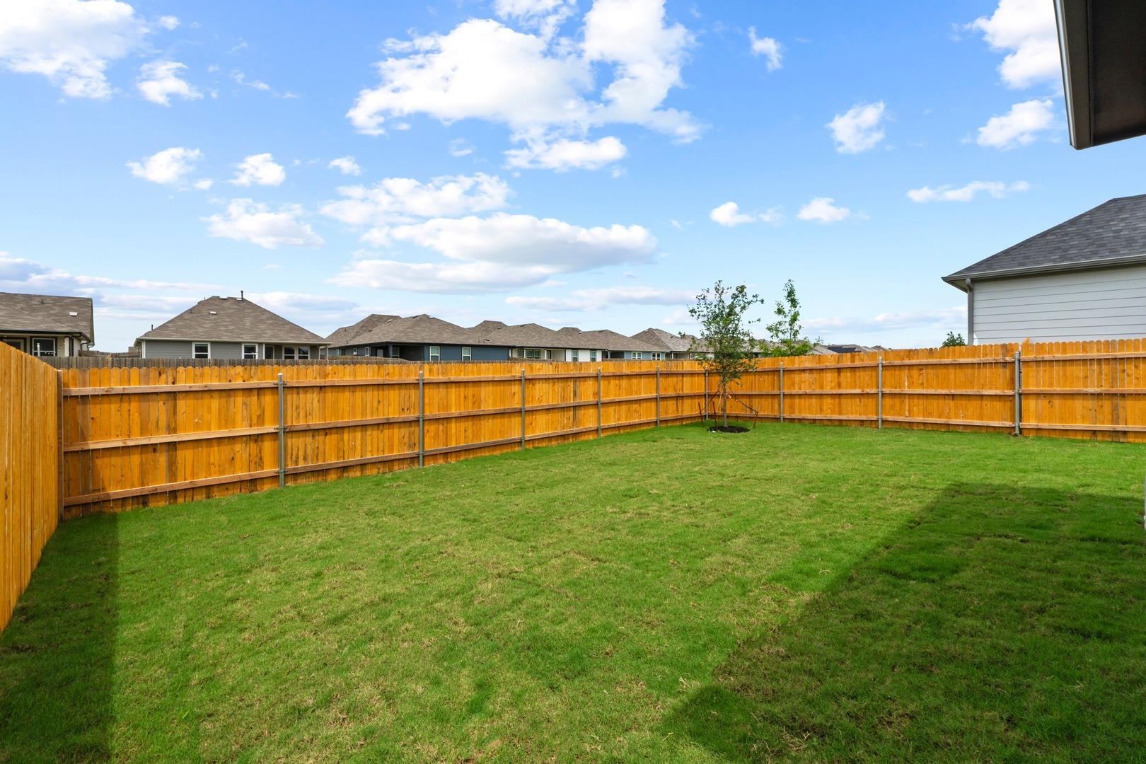 1104 Universal Dr, Hutto, TX 78634