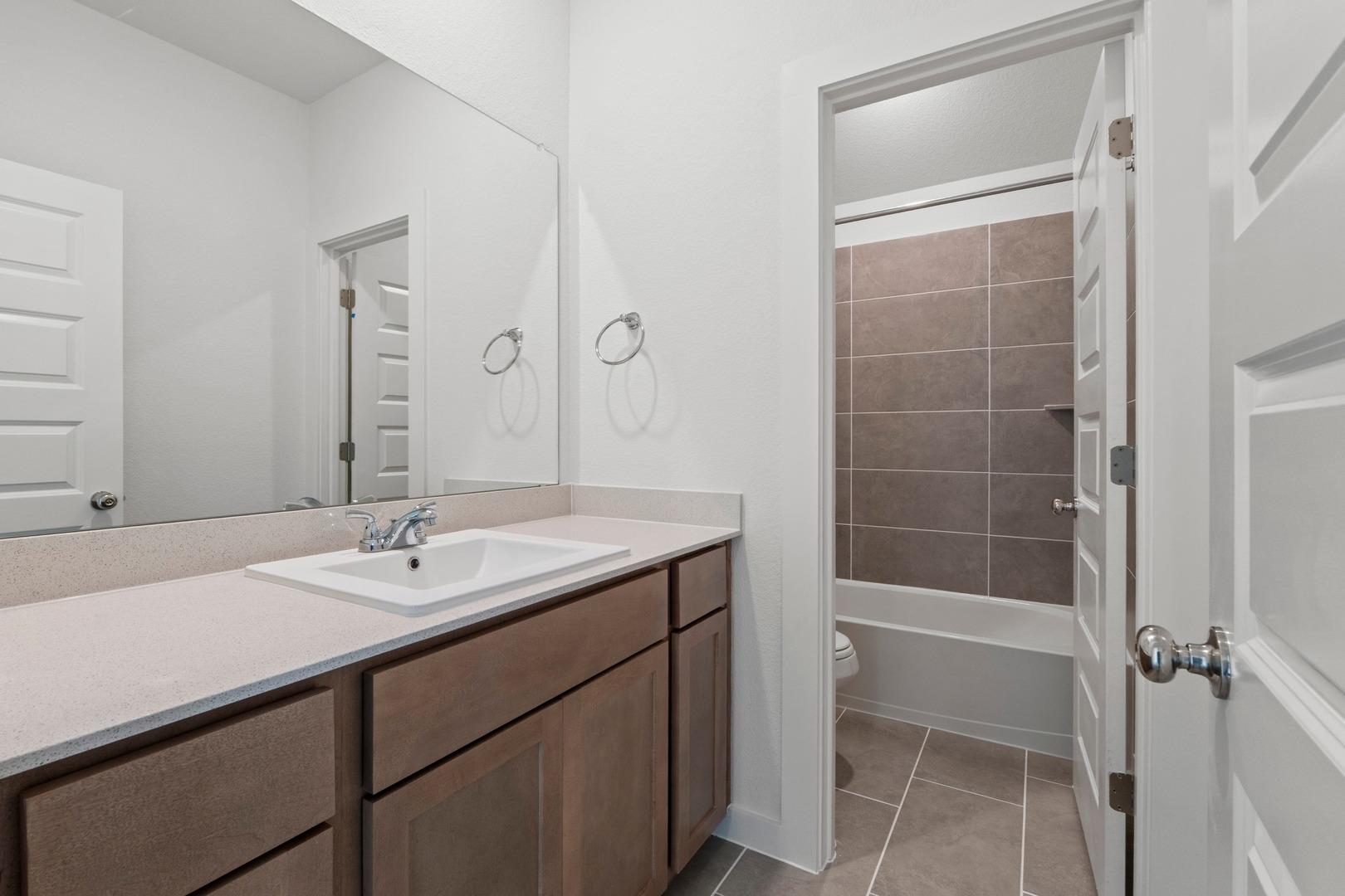 1104 Universal Dr, Hutto, TX 78634