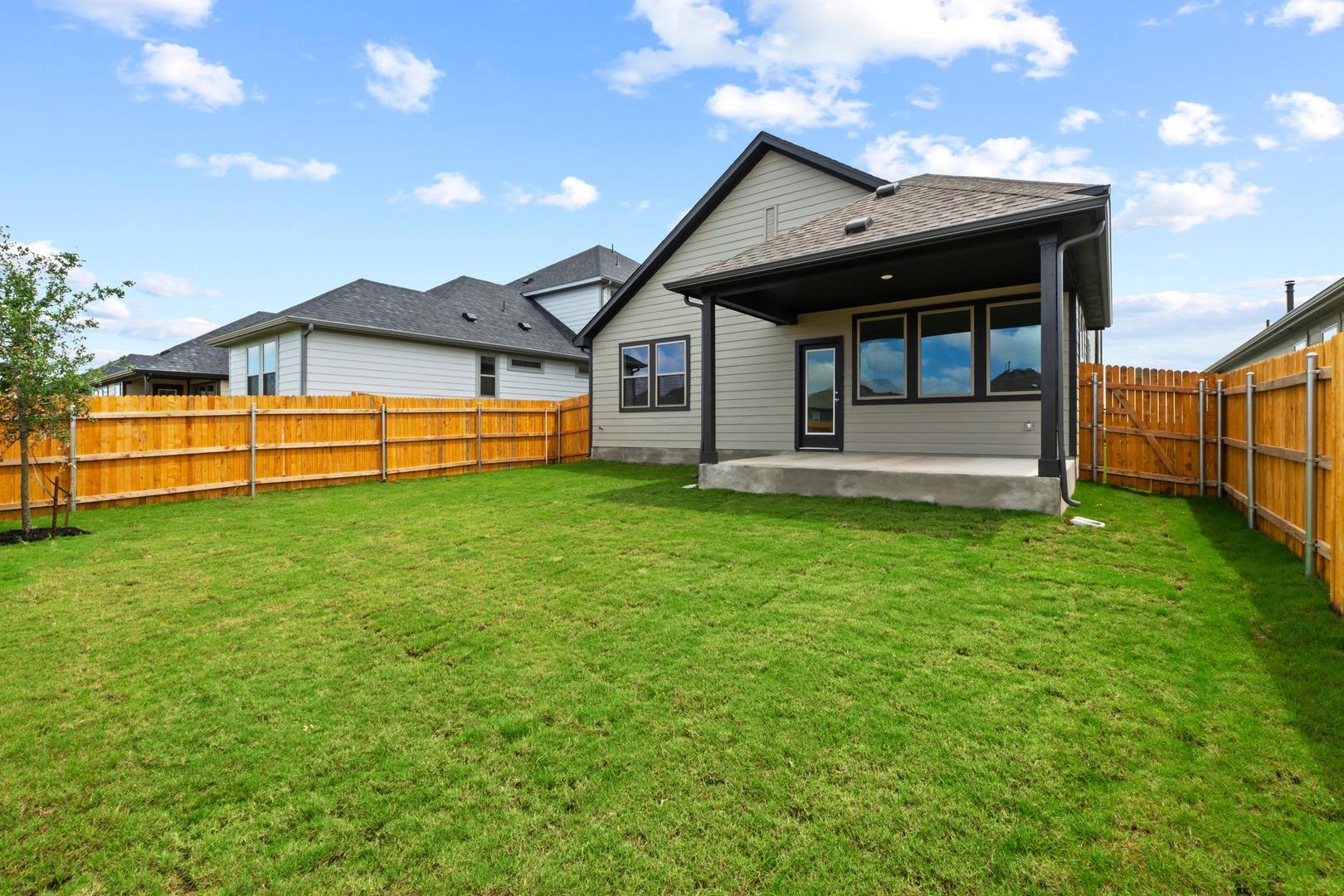 1104 Universal Dr, Hutto, TX 78634