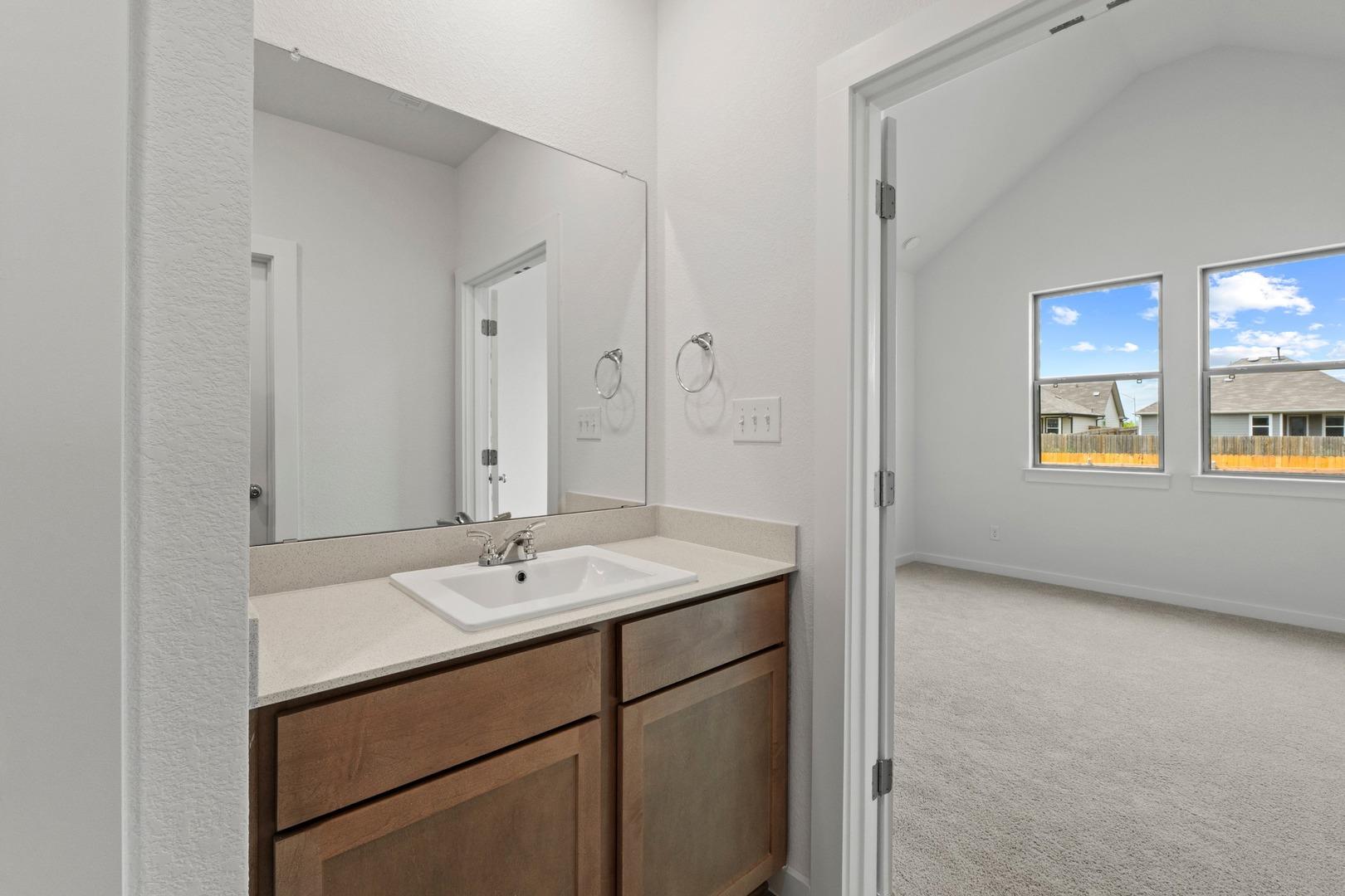 1104 Universal Dr, Hutto, TX 78634