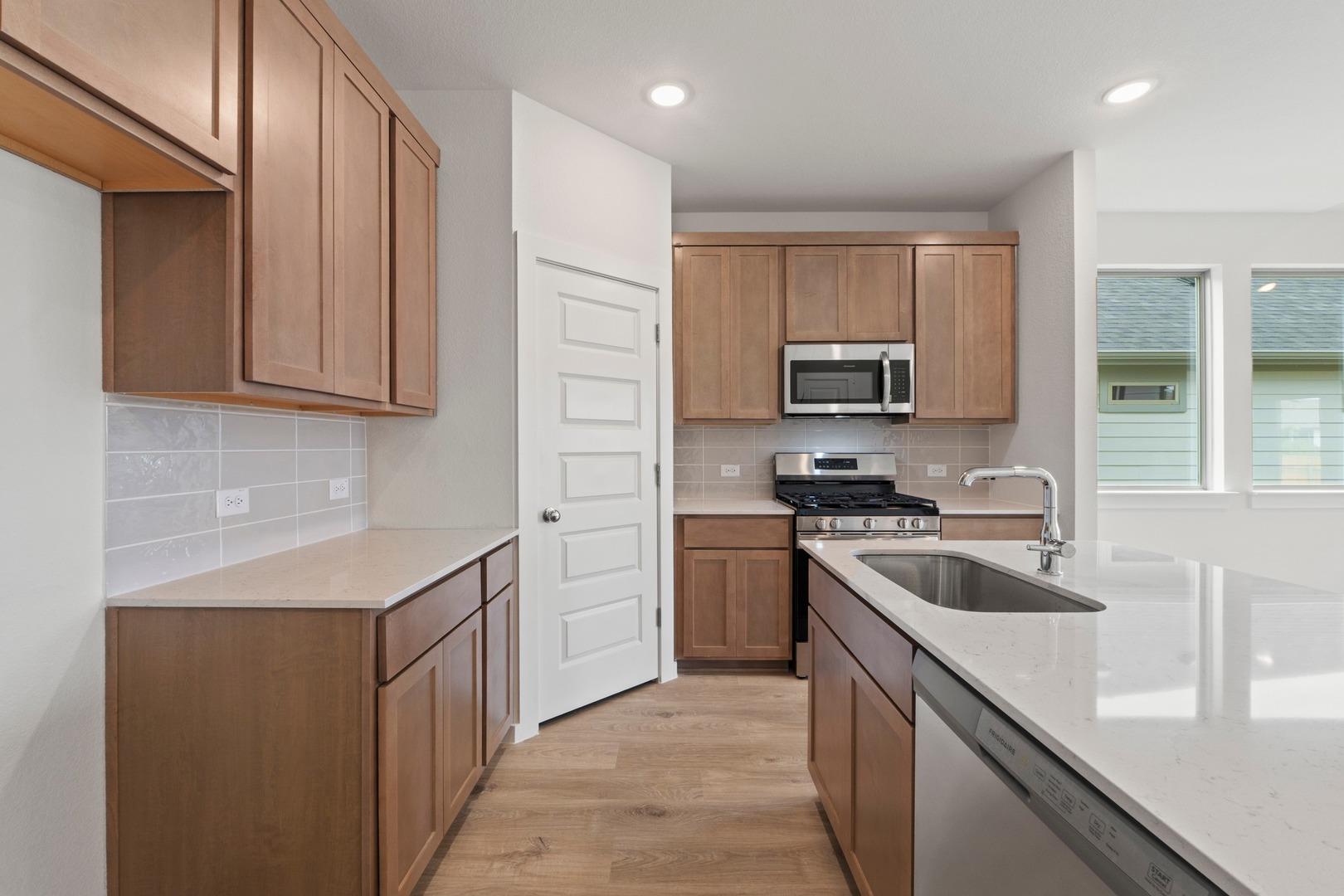 1104 Universal Dr, Hutto, TX 78634