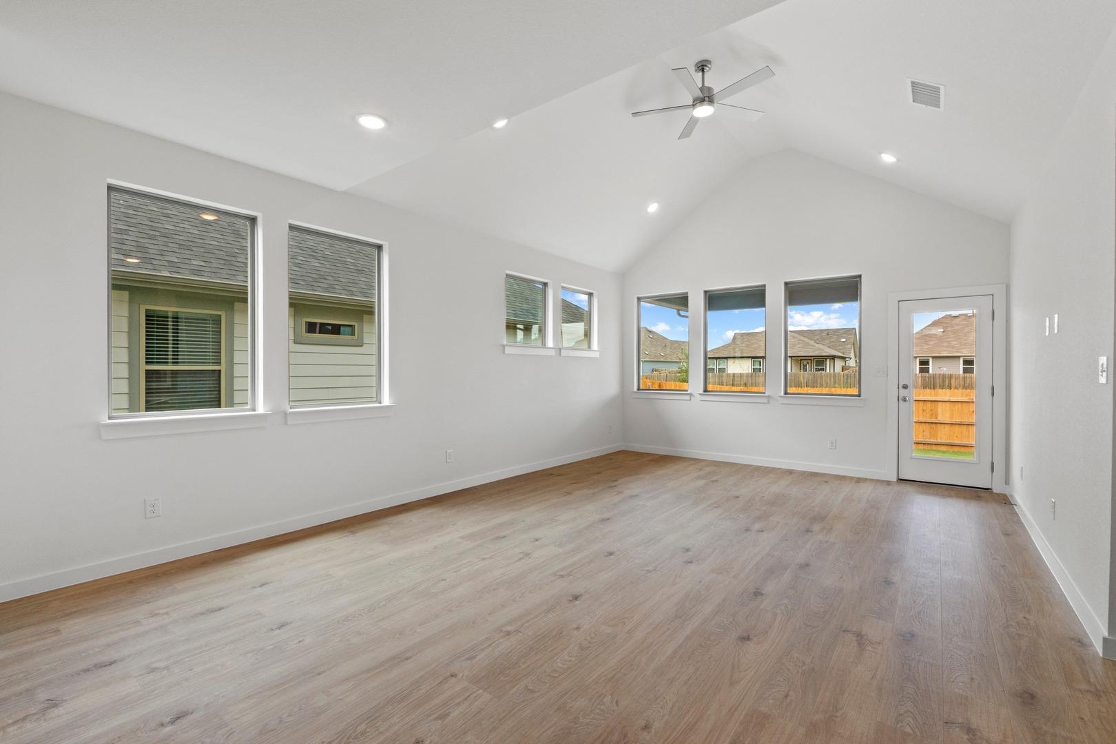 1104 Universal Dr, Hutto, TX 78634