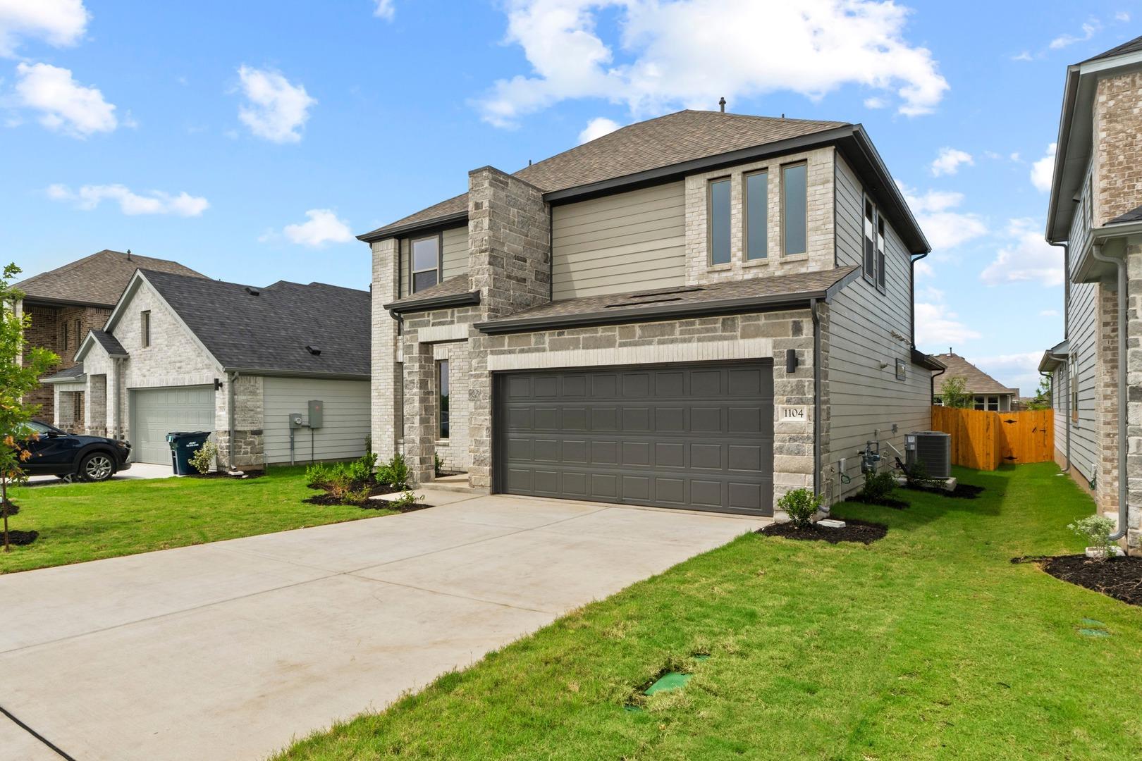 1104 Universal Dr, Hutto, TX 78634