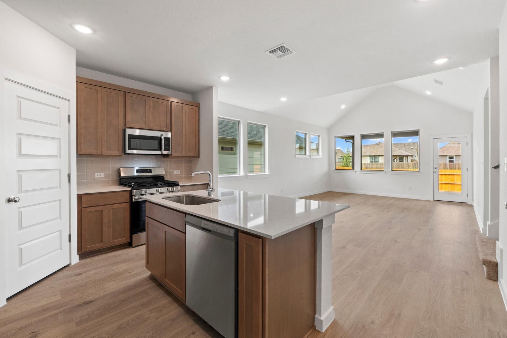 1104 Universal Dr, Hutto, TX 78634