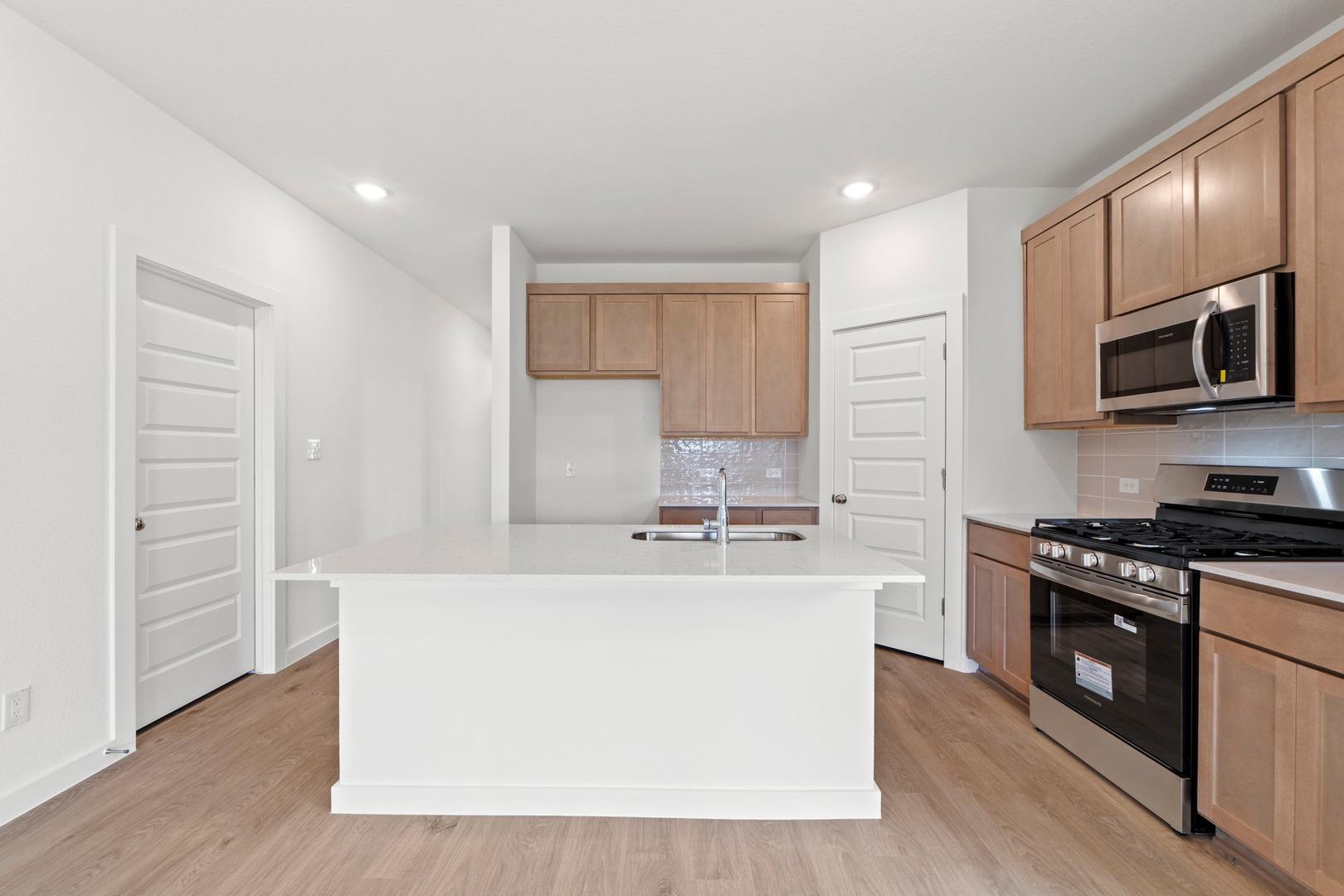 1104 Universal Dr, Hutto, TX 78634