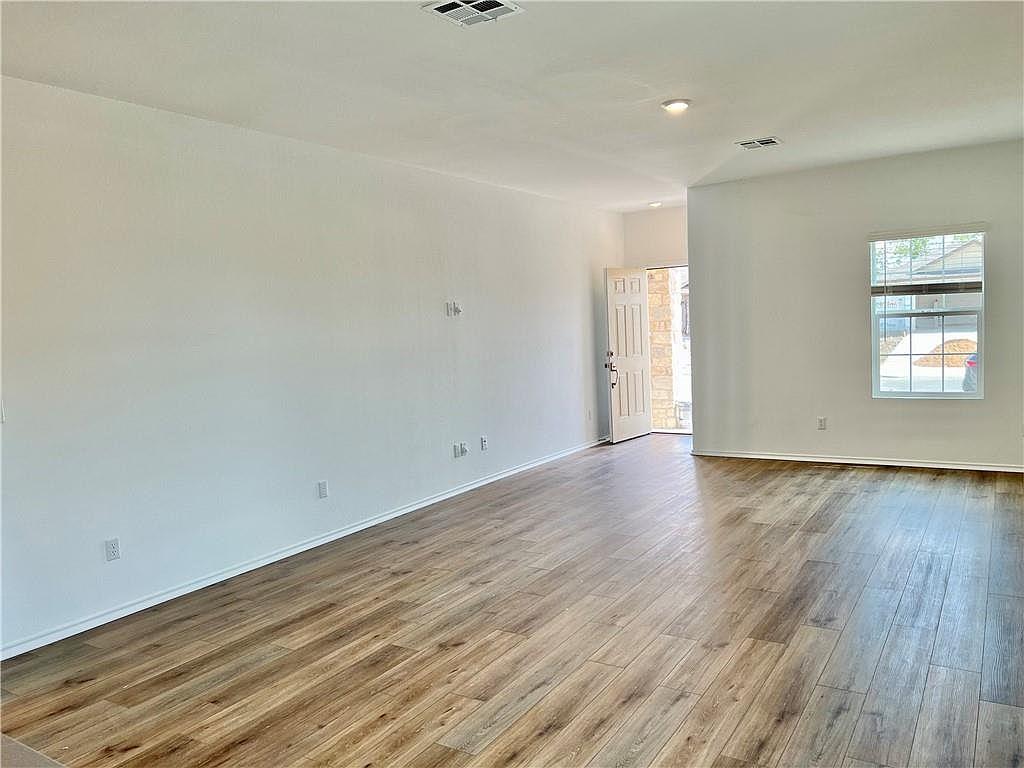 290 Silver Glen Dr, Kyle, TX 78640