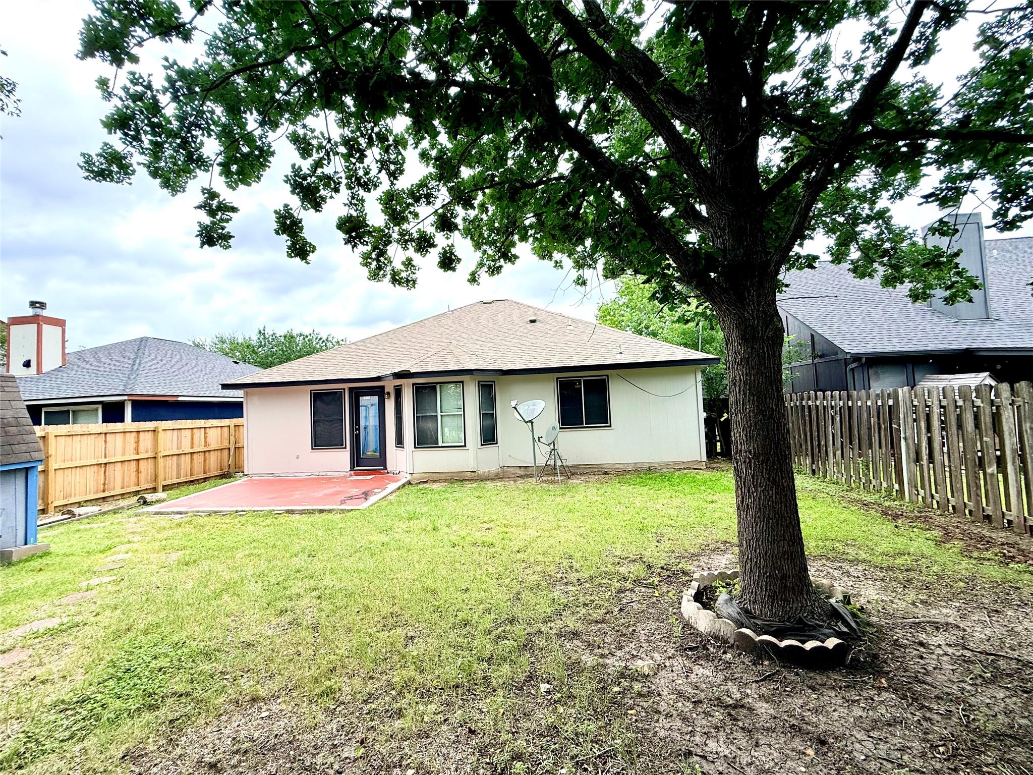 206 Sunshadow Dr, Lockhart, TX 78644