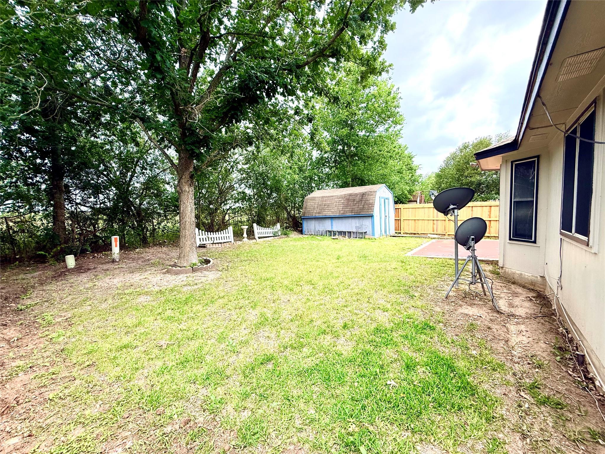 206 Sunshadow Dr, Lockhart, TX 78644