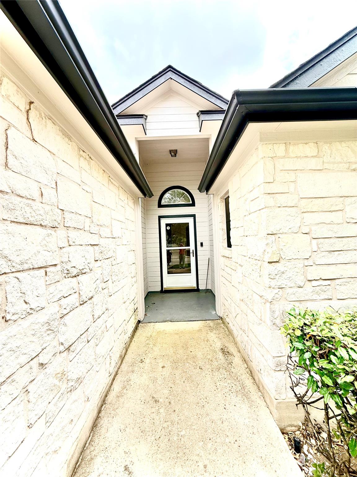 206 Sunshadow Dr, Lockhart, TX 78644