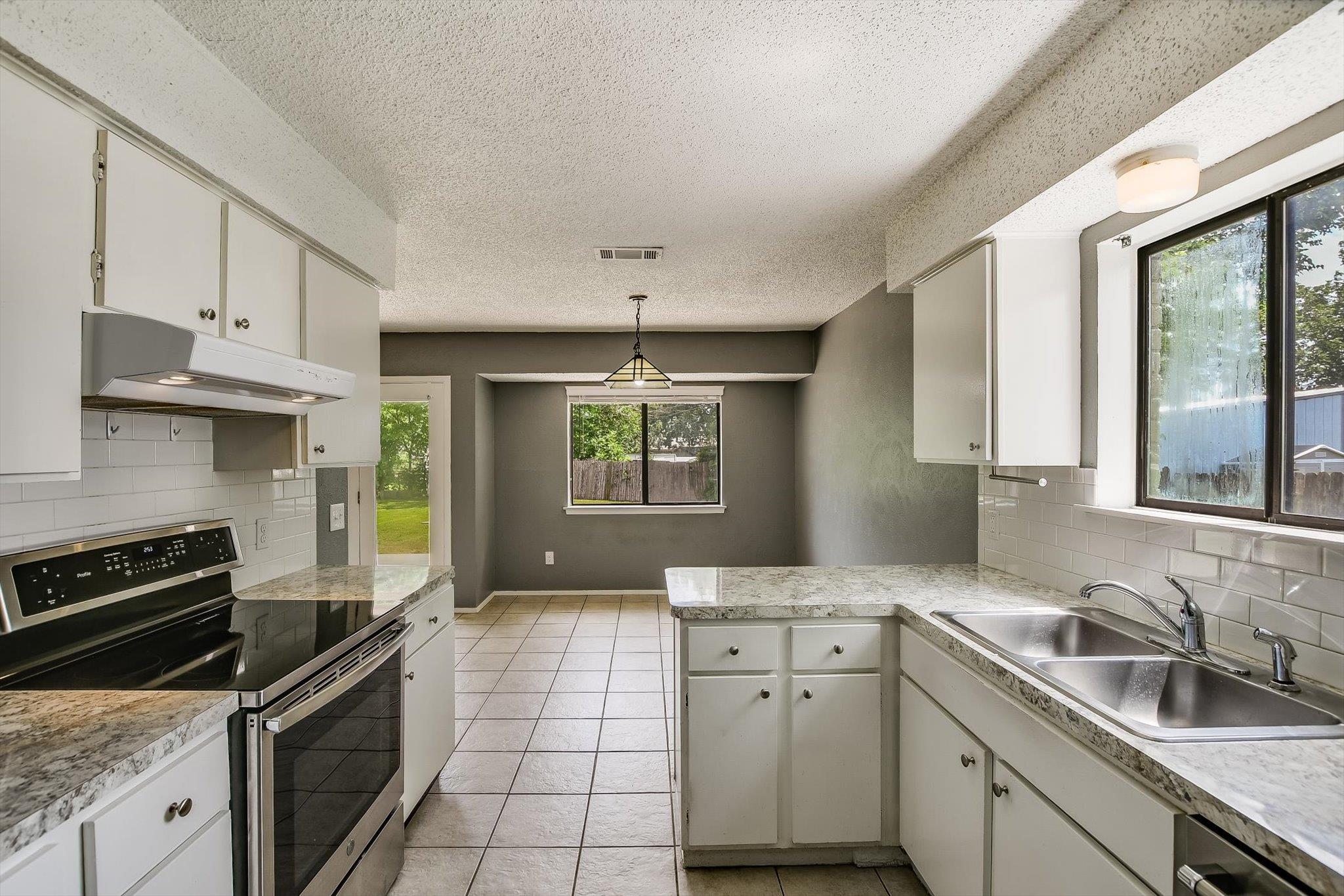 1103 Green Meadow Dr, Round Rock, TX 78664