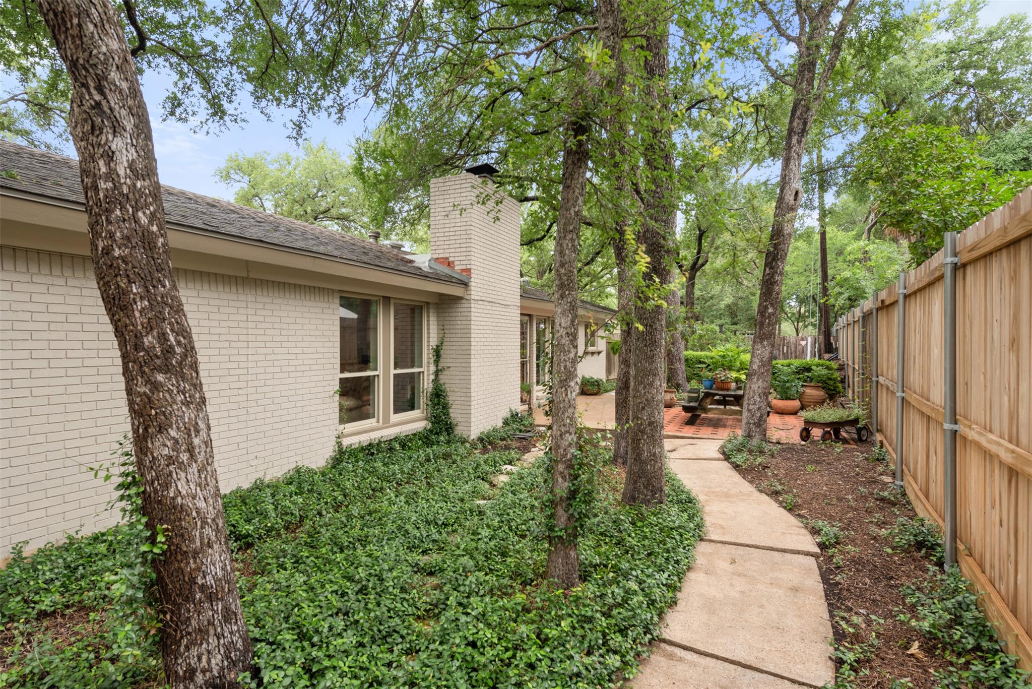 302 S Lake Creek Dr, Round Rock, TX 78681