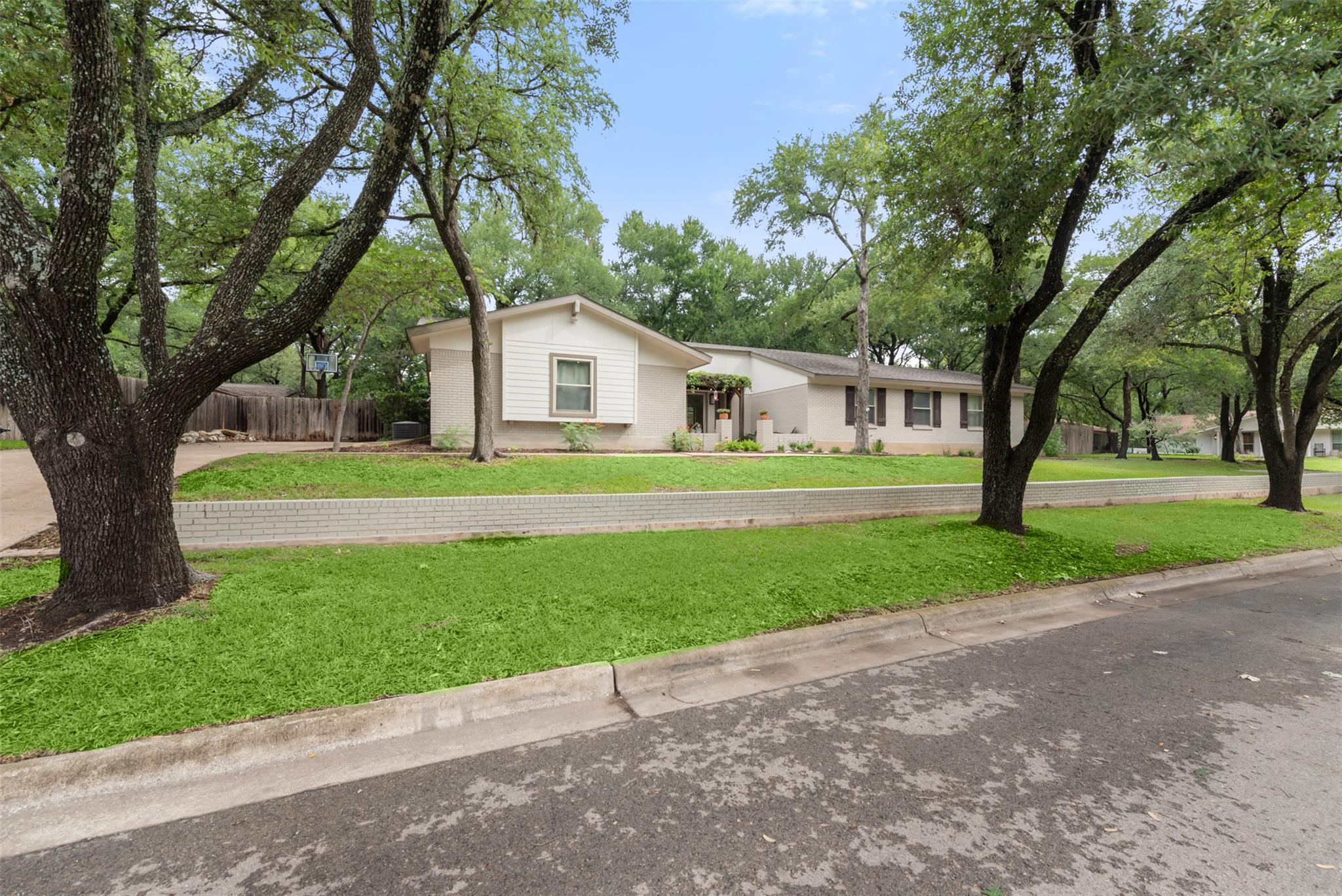 302 S Lake Creek Dr, Round Rock, TX 78681