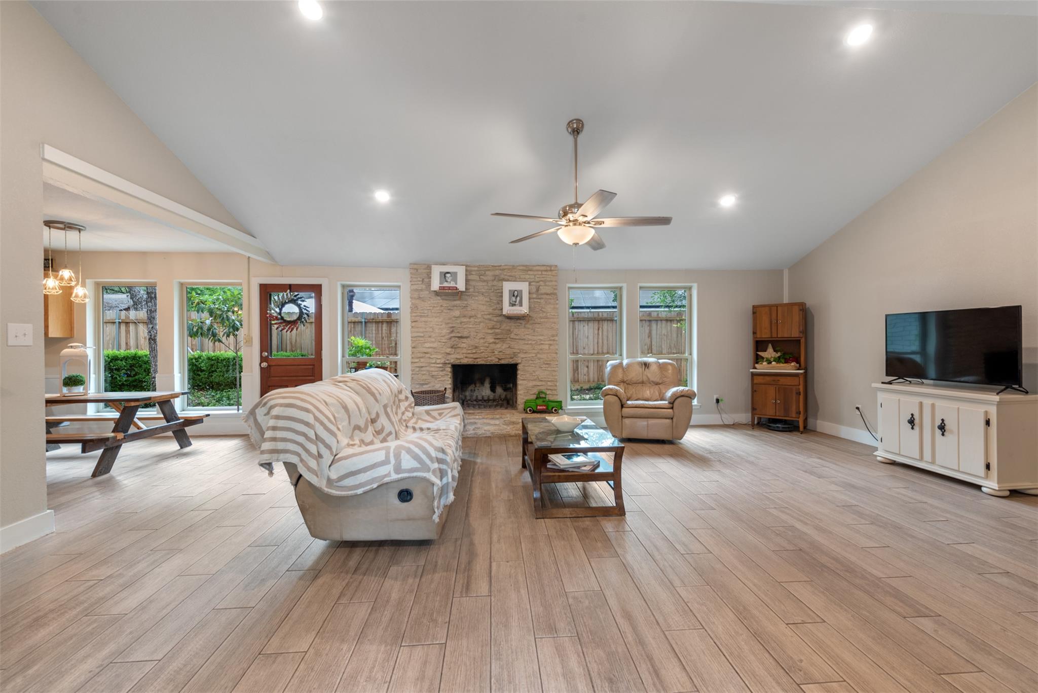 302 S Lake Creek Dr, Round Rock, TX 78681