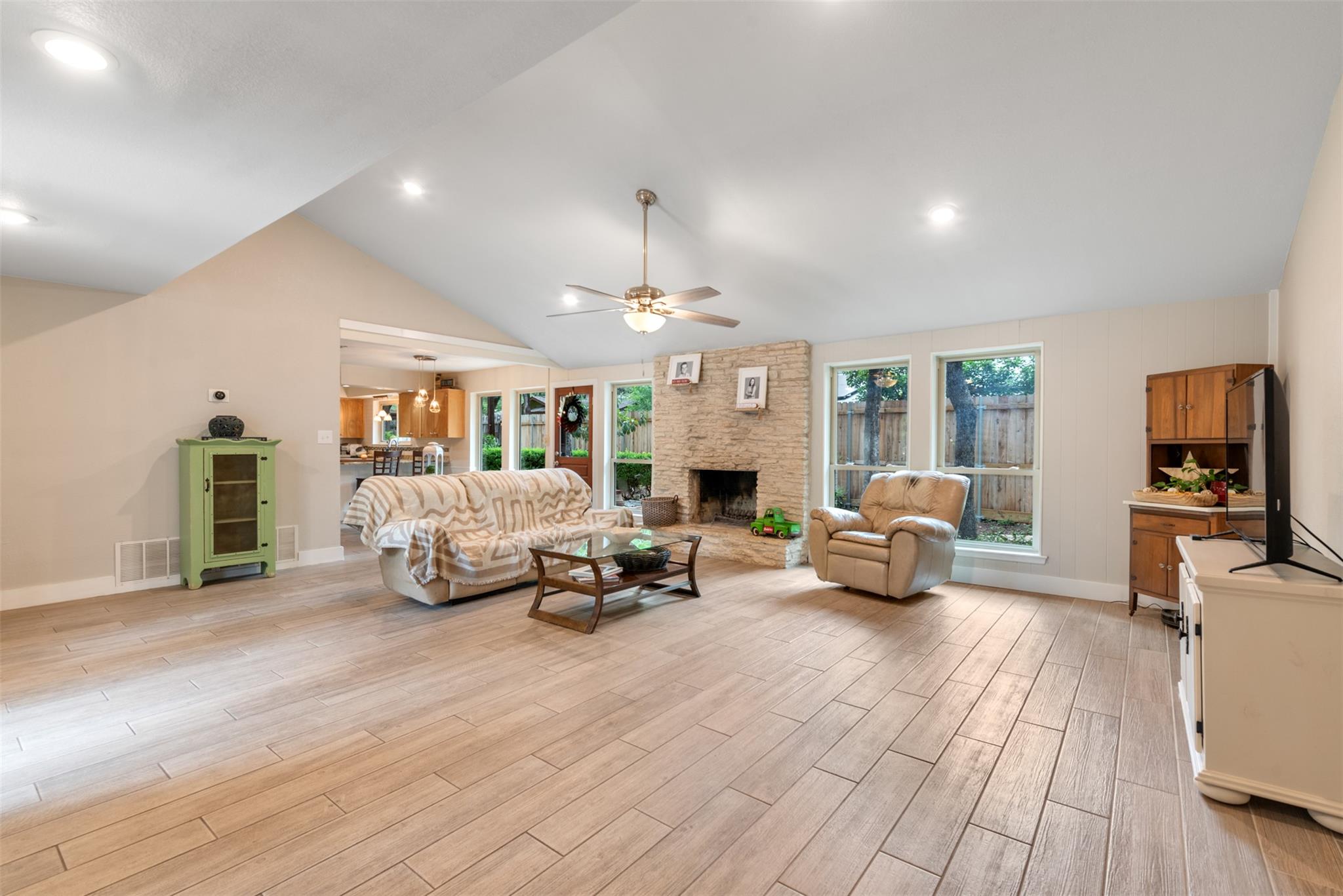 302 S Lake Creek Dr, Round Rock, TX 78681