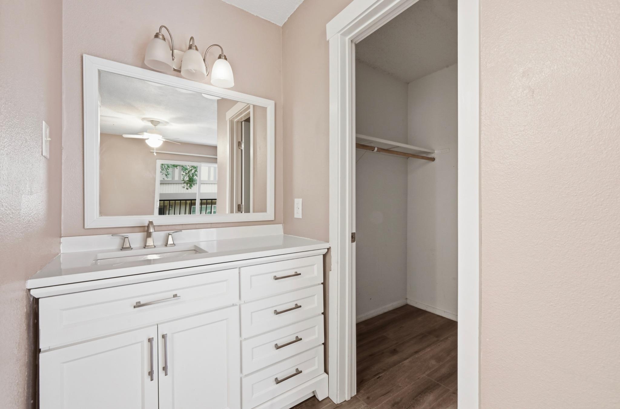 2124 Burton Dr # 204, Austin, TX 78741