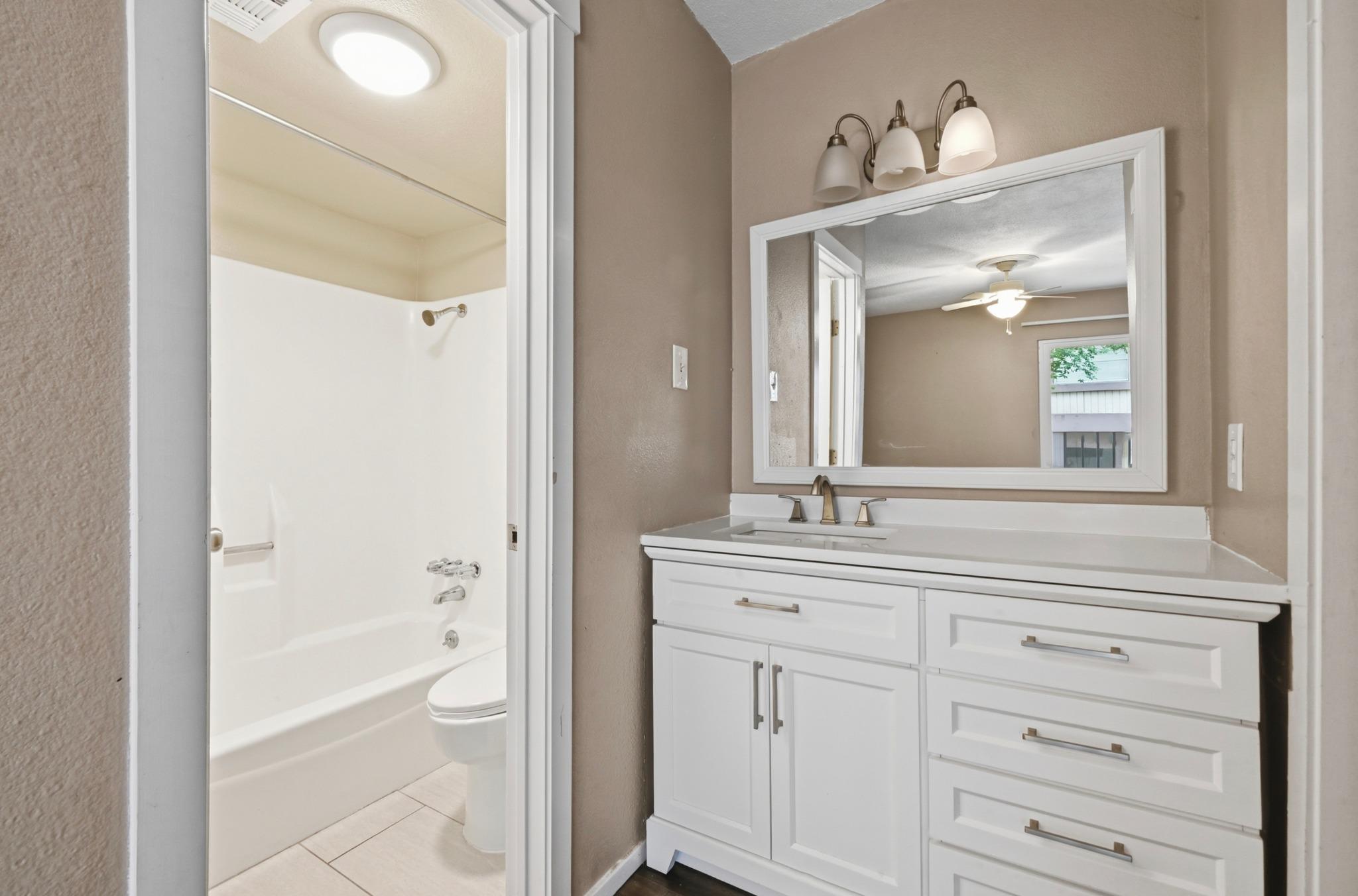 2124 Burton Dr # 204, Austin, TX 78741