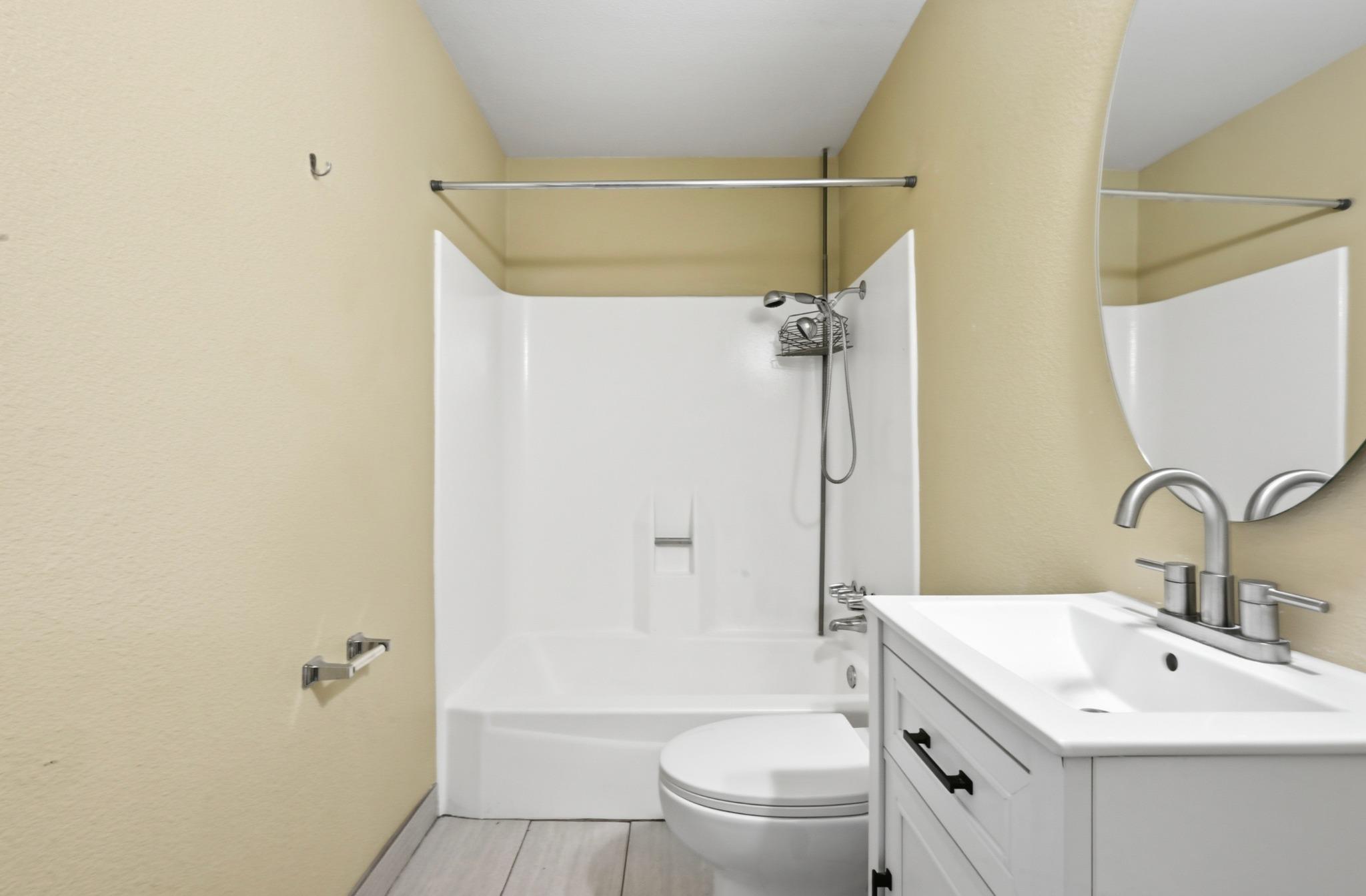 2124 Burton Dr # 204, Austin, TX 78741
