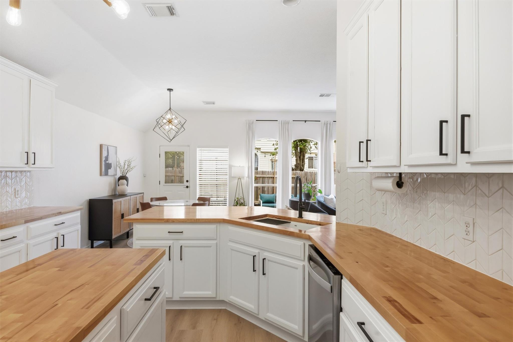 9003 Mountain Mist Ln, Round Rock, TX 78681