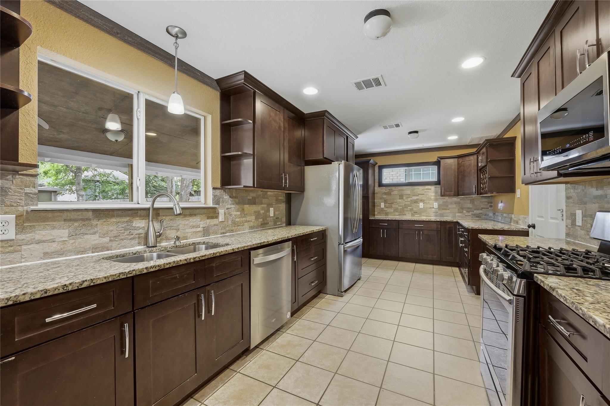 2424 Roundabout Ln, Round Rock, TX 78664