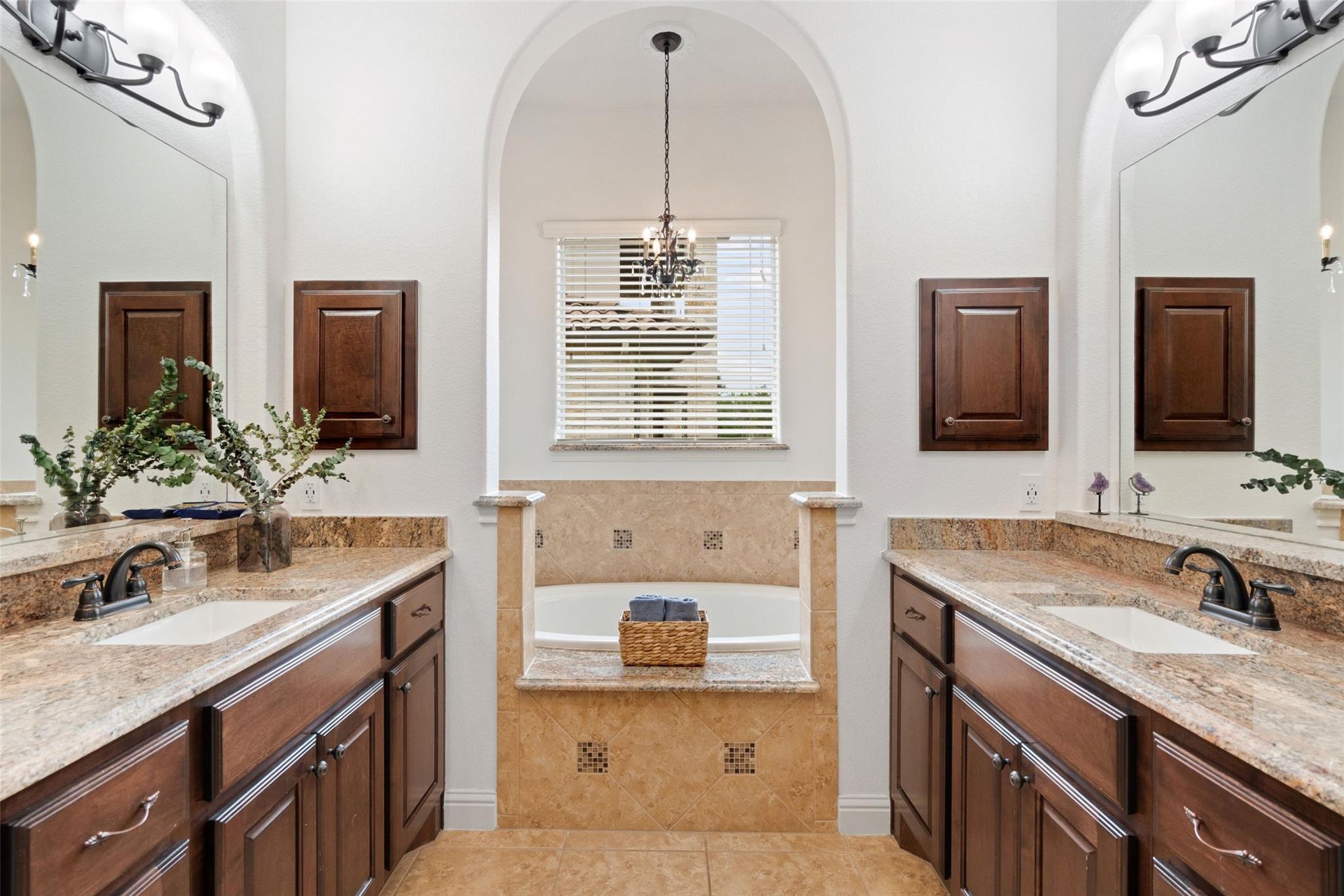 121 Feritti Dr, Lakeway, TX 78734