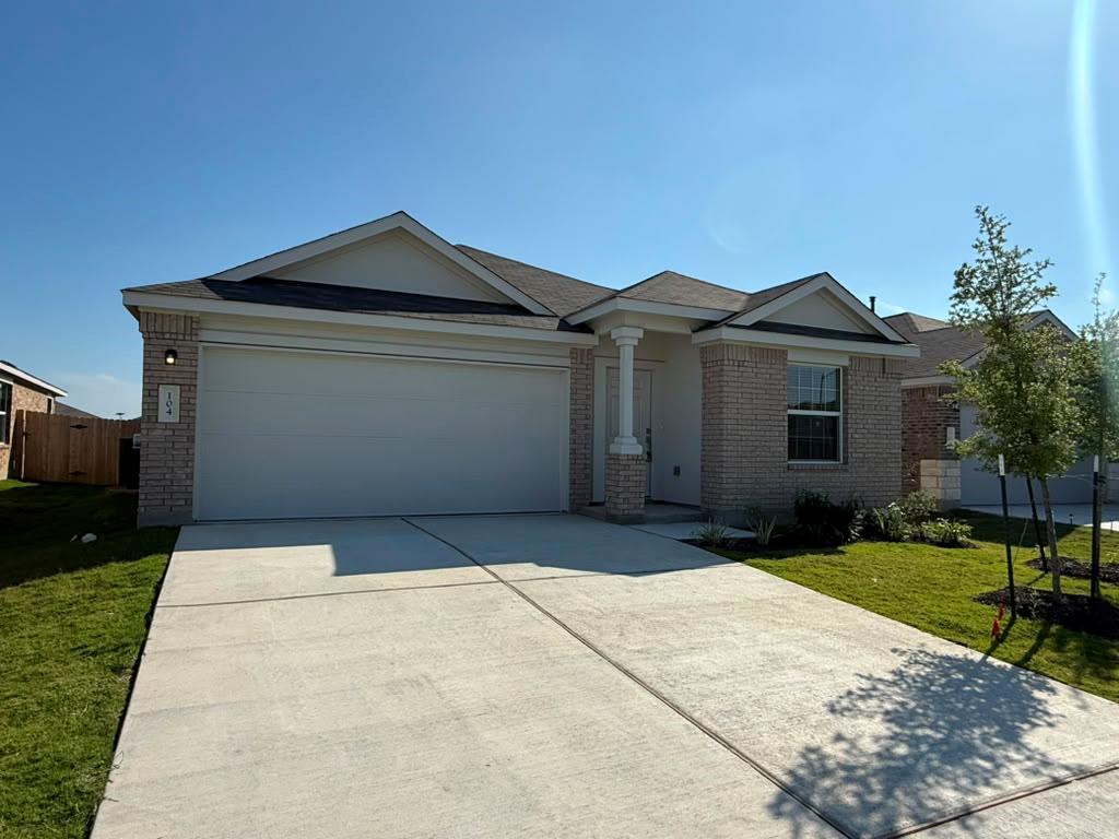 104 Donnington Dr, Hutto, TX 78634