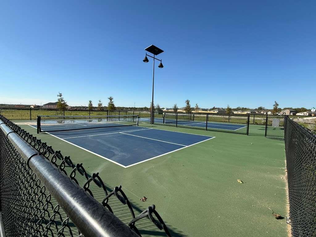 104 Donnington Dr, Hutto, TX 78634