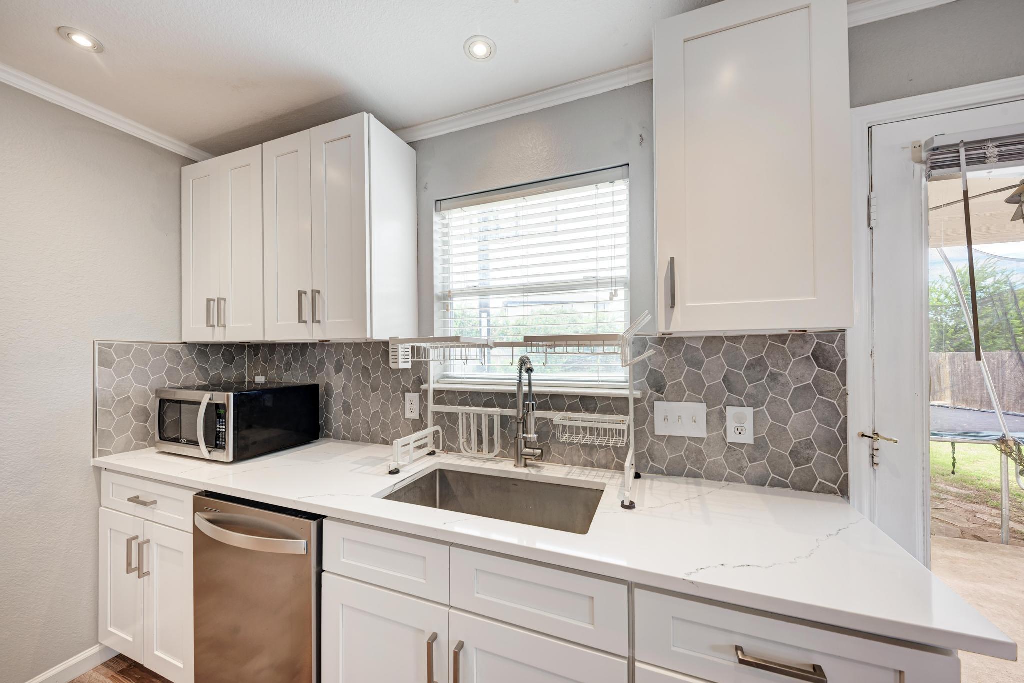 913 Whitley Dr, Leander, TX 78641