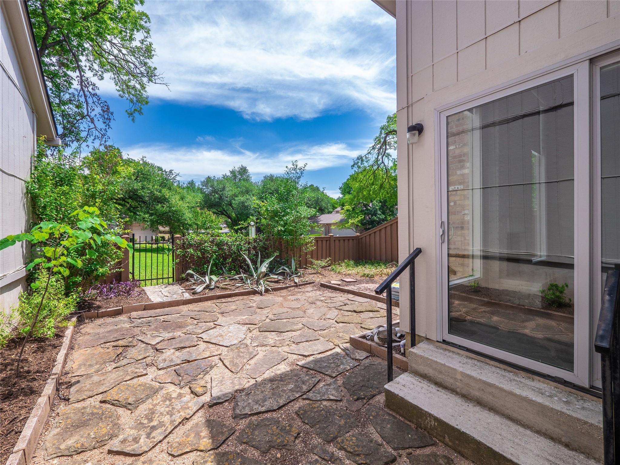 8350 Summerwood Dr, Austin, TX 78759