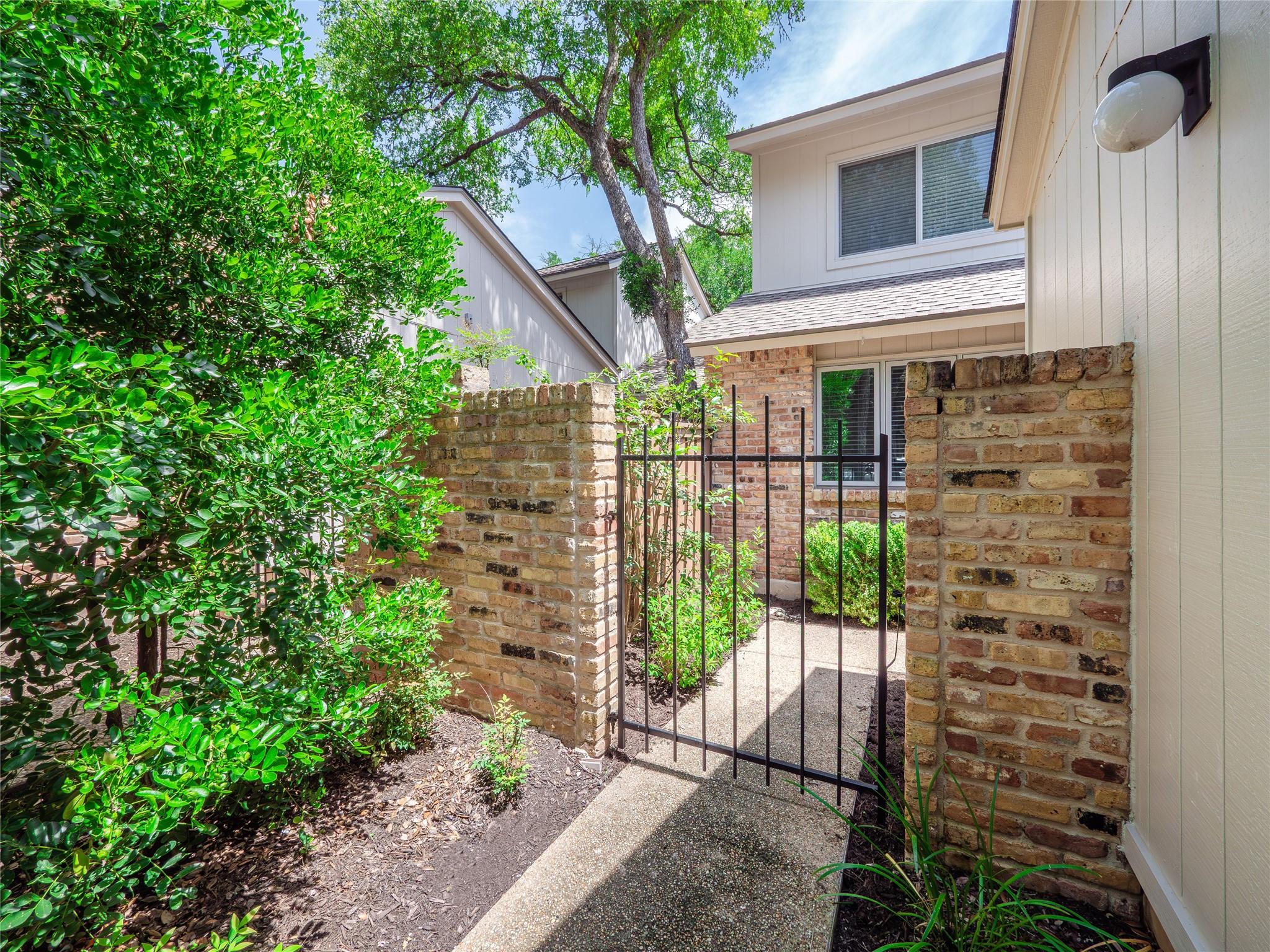 8350 Summerwood Dr, Austin, TX 78759