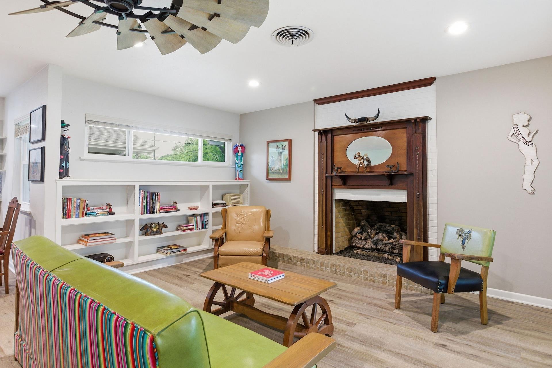 1215 W Live Oak St, Lockhart, TX 78644