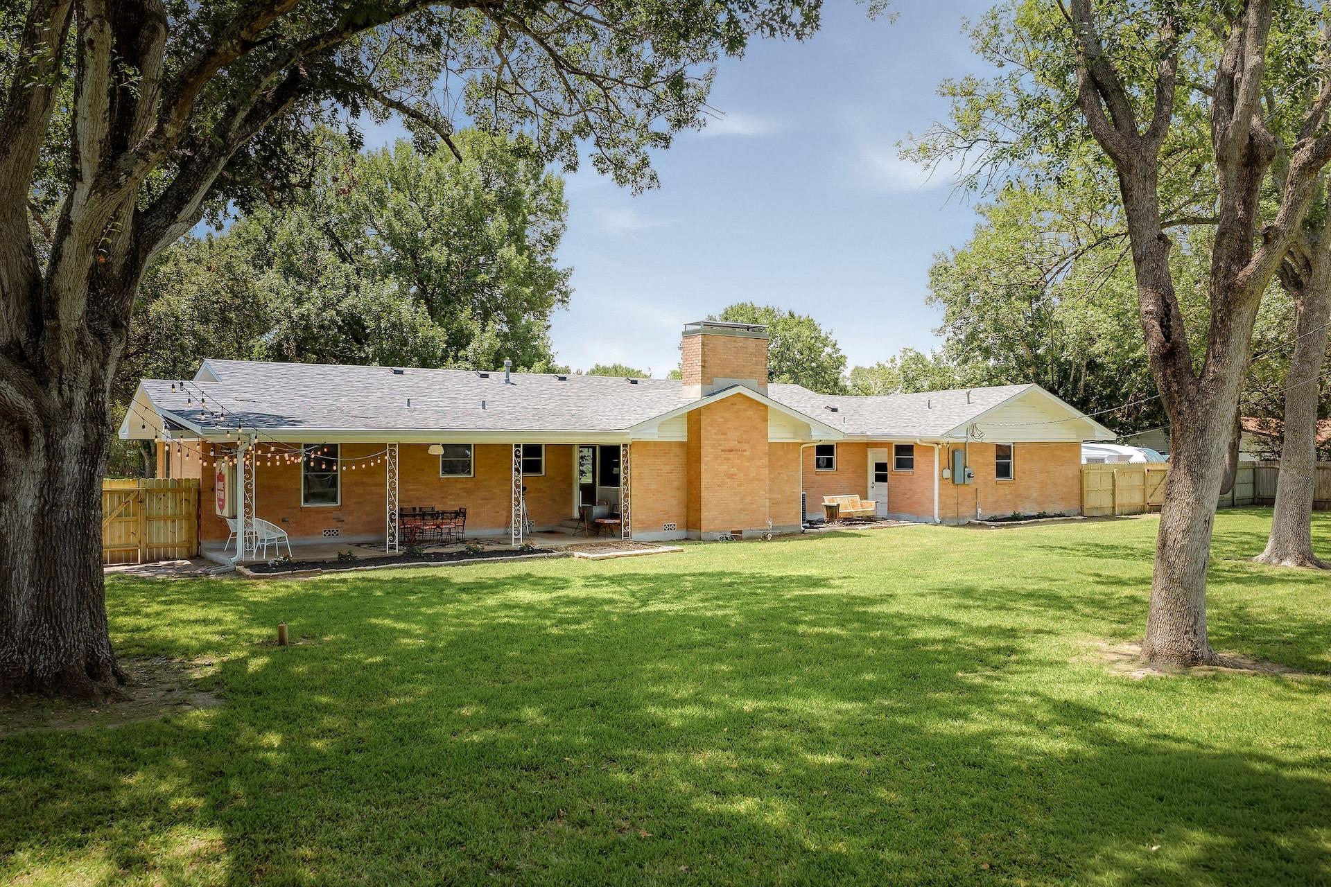 1215 W Live Oak St, Lockhart, TX 78644