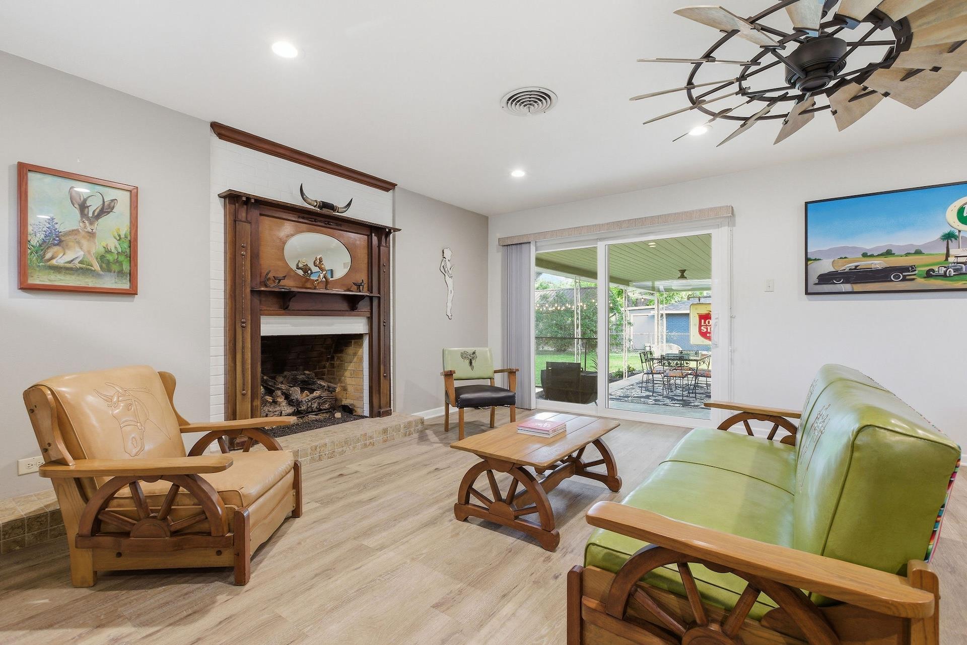 1215 W Live Oak St, Lockhart, TX 78644