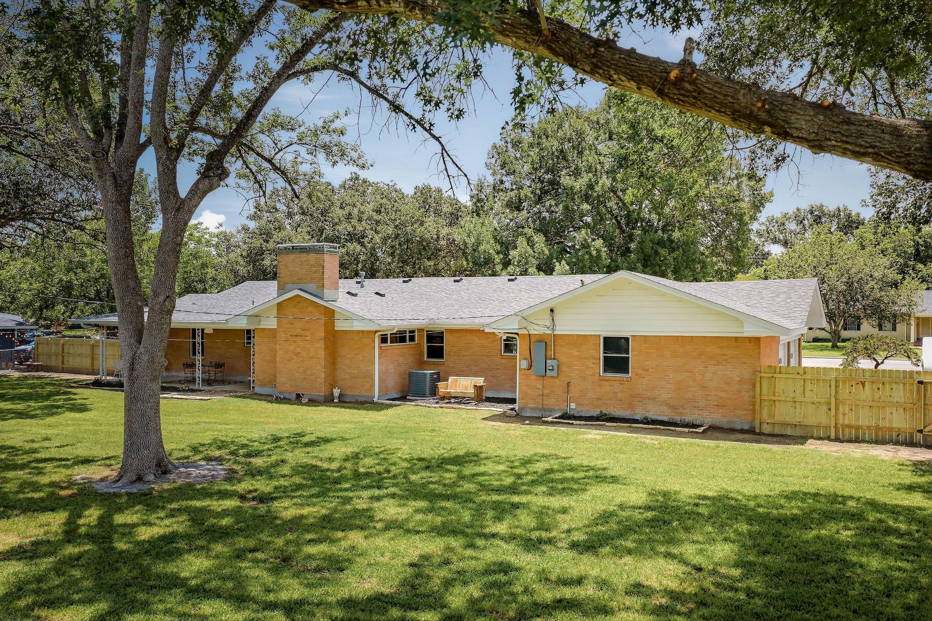 1215 W Live Oak St, Lockhart, TX 78644