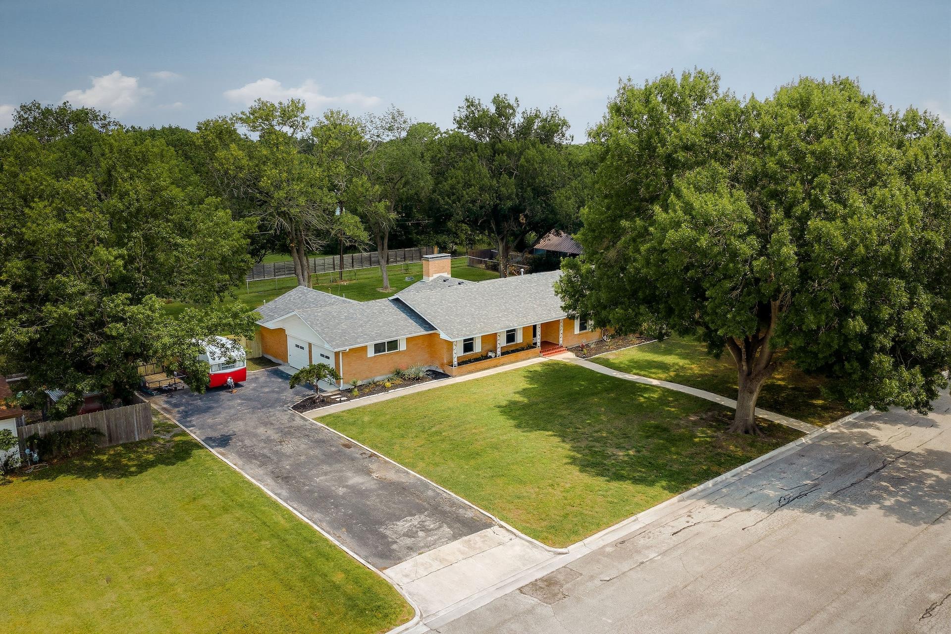 1215 W Live Oak St, Lockhart, TX 78644