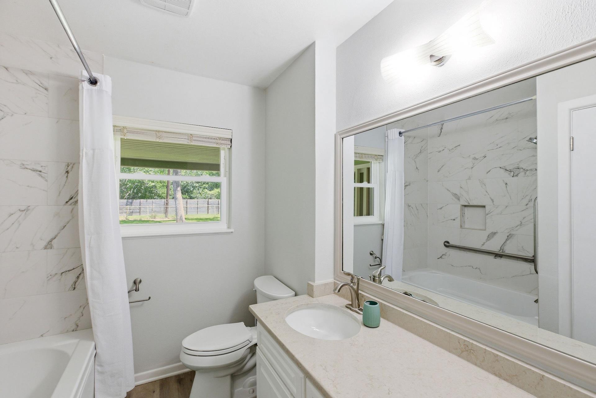 1215 W Live Oak St, Lockhart, TX 78644