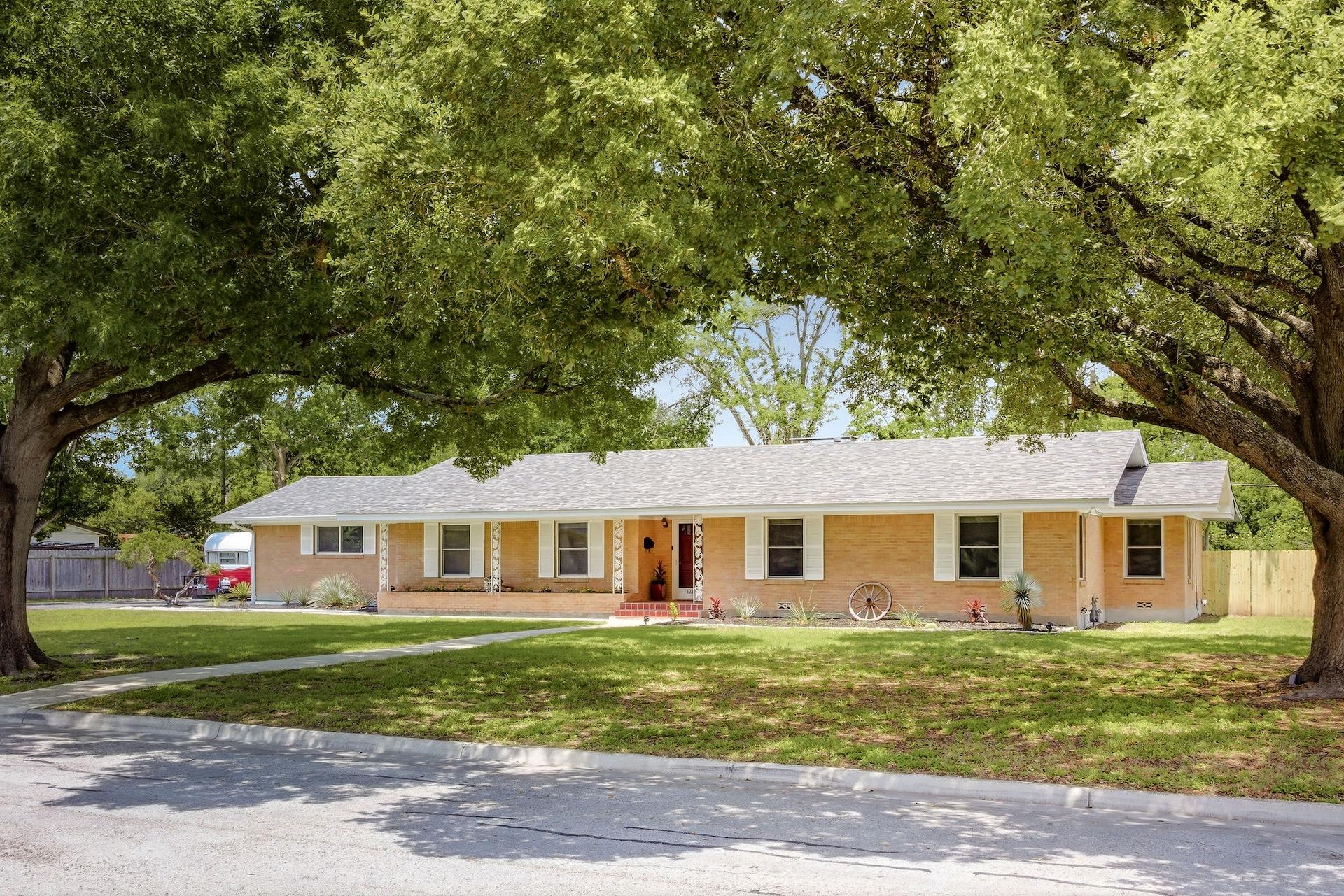 1215 W Live Oak St, Lockhart, TX 78644