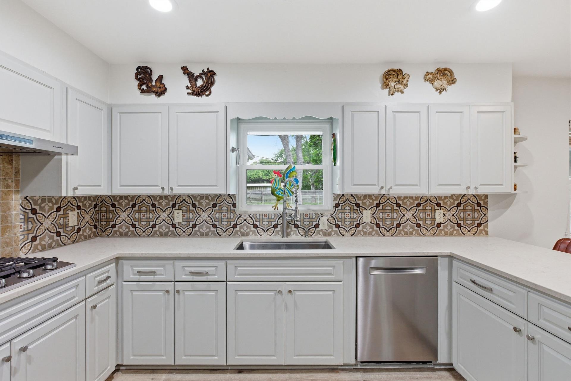 1215 W Live Oak St, Lockhart, TX 78644