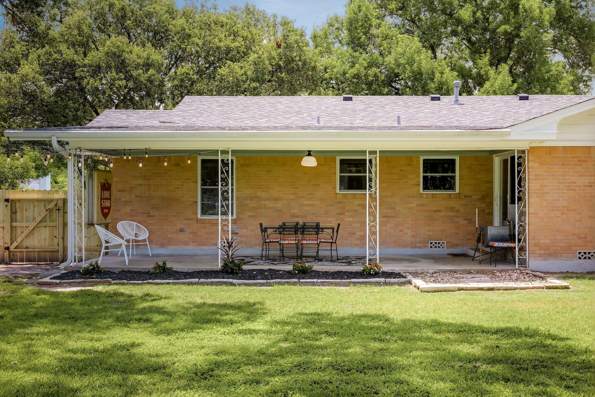 1215 W Live Oak St, Lockhart, TX 78644