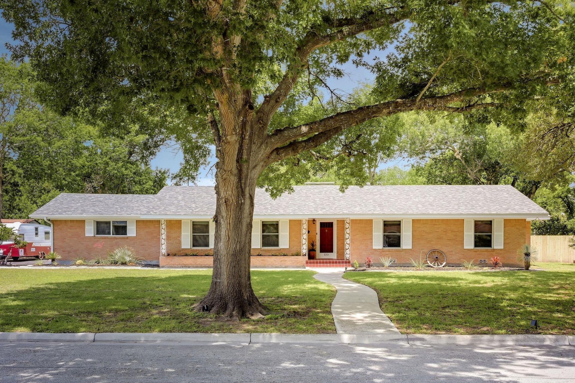 1215 W Live Oak St, Lockhart, TX 78644