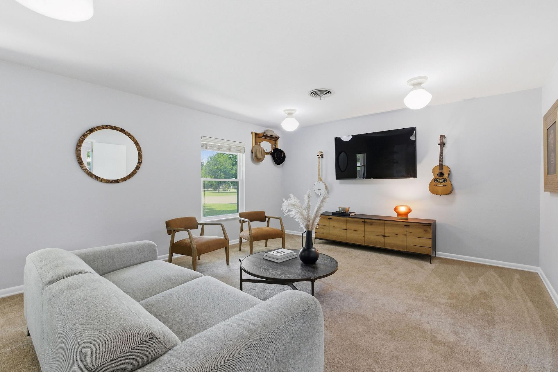 1215 W Live Oak St, Lockhart, TX 78644