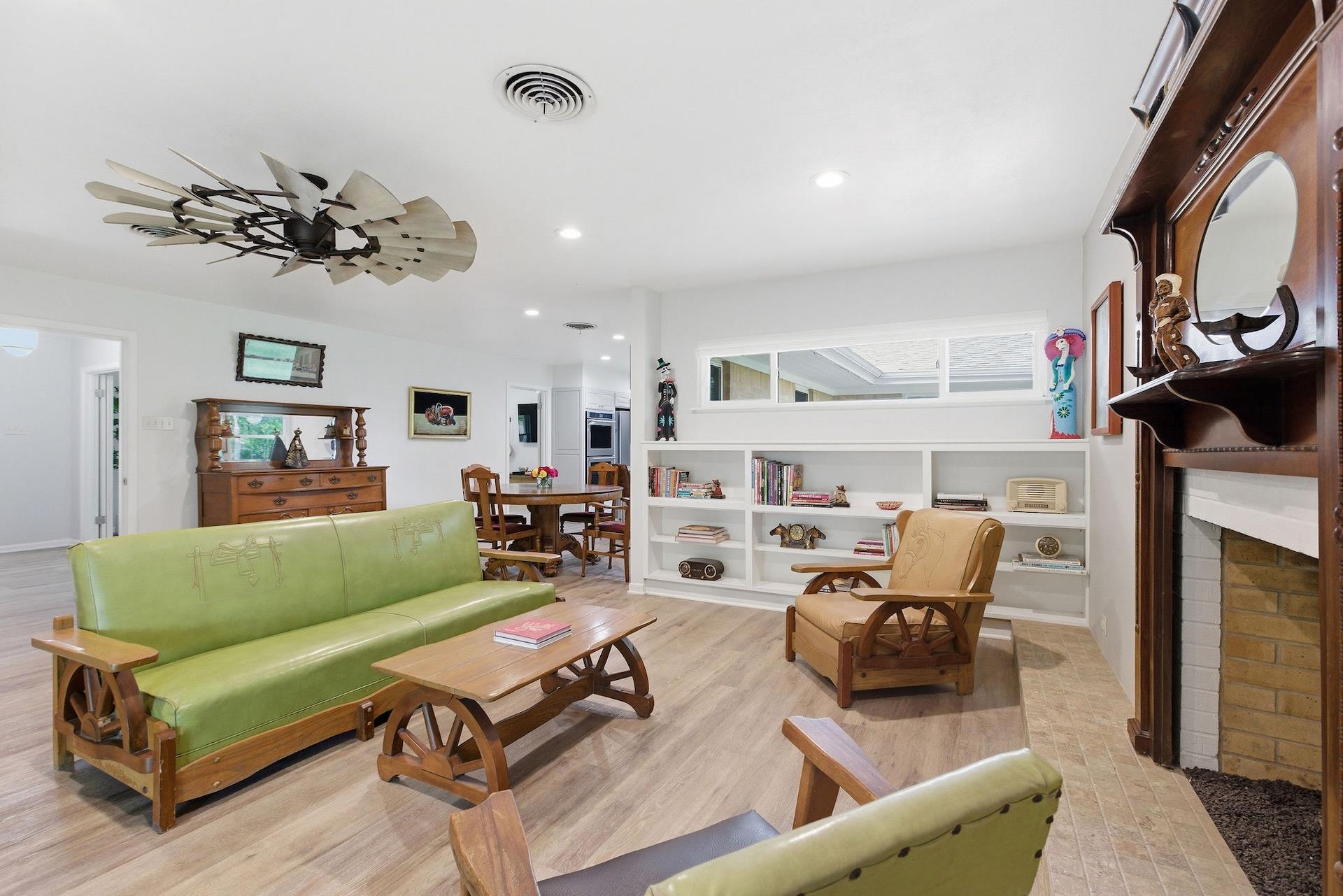 1215 W Live Oak St, Lockhart, TX 78644