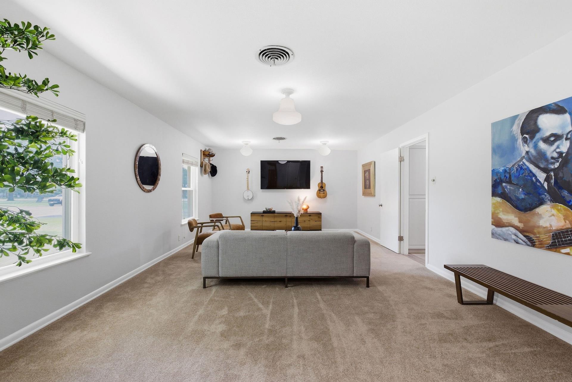 1215 W Live Oak St, Lockhart, TX 78644