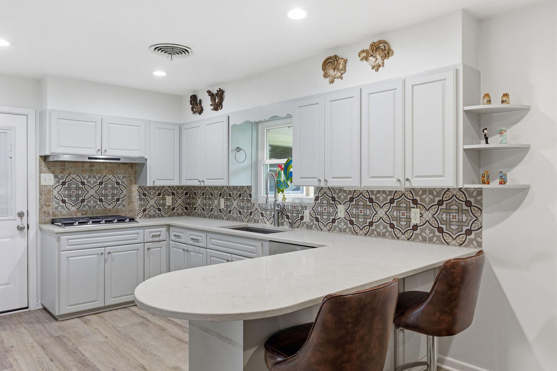 1215 W Live Oak St, Lockhart, TX 78644