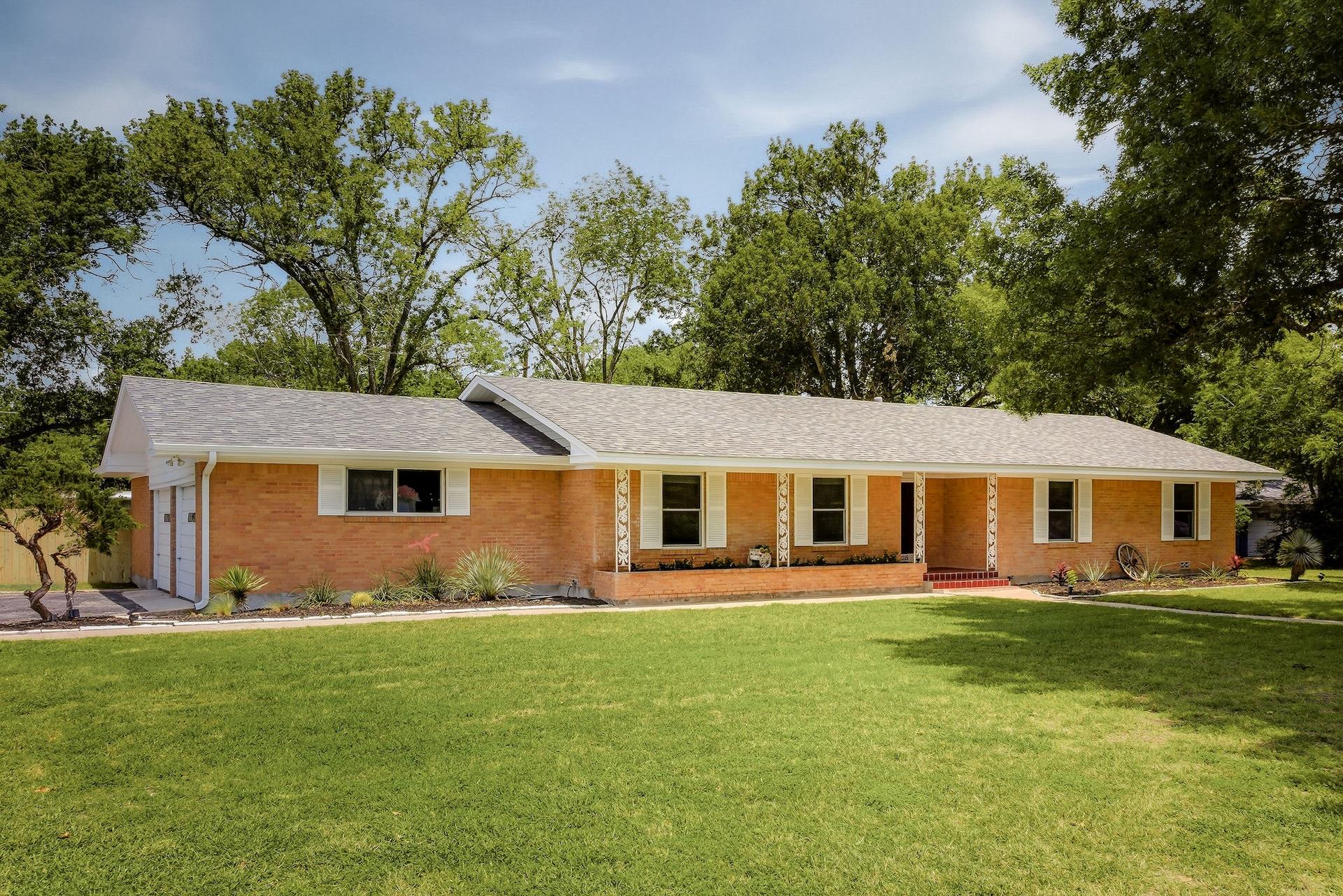 1215 W Live Oak St, Lockhart, TX 78644