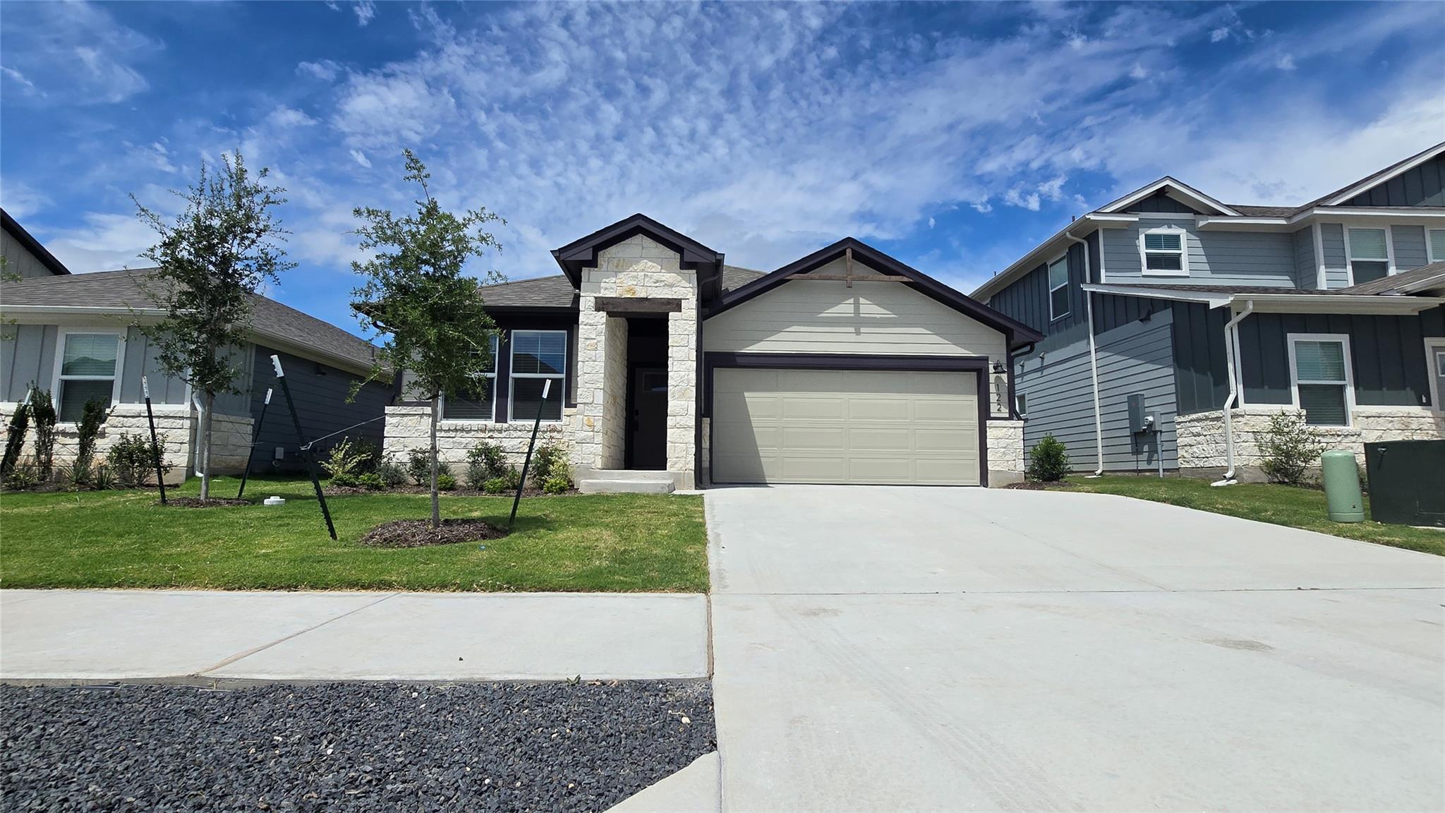 122 Holmby Dr, Hutto, TX 78634