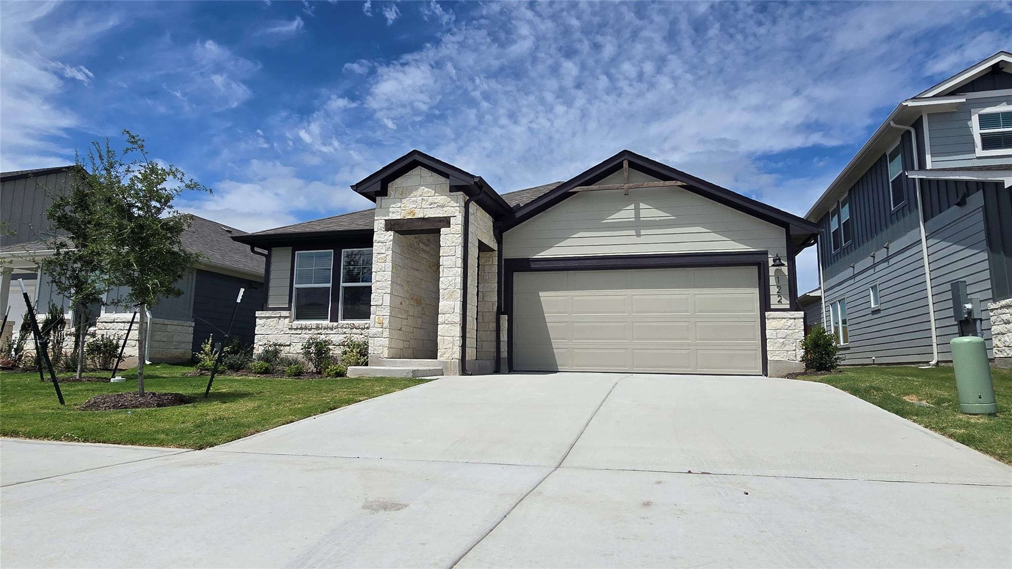 122 Holmby Dr, Hutto, TX 78634