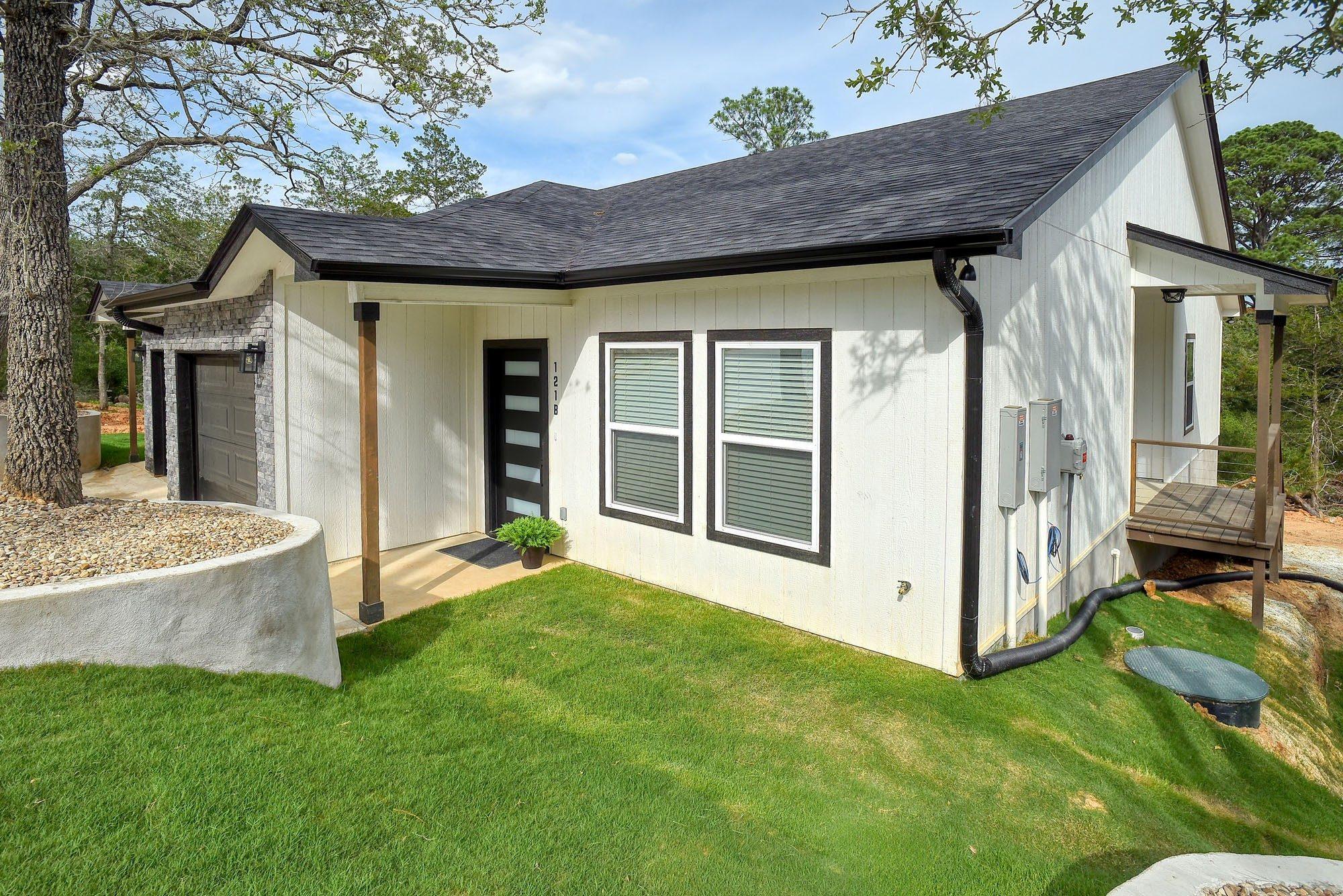 121 S Kanaio Dr, Bastrop, TX 78602