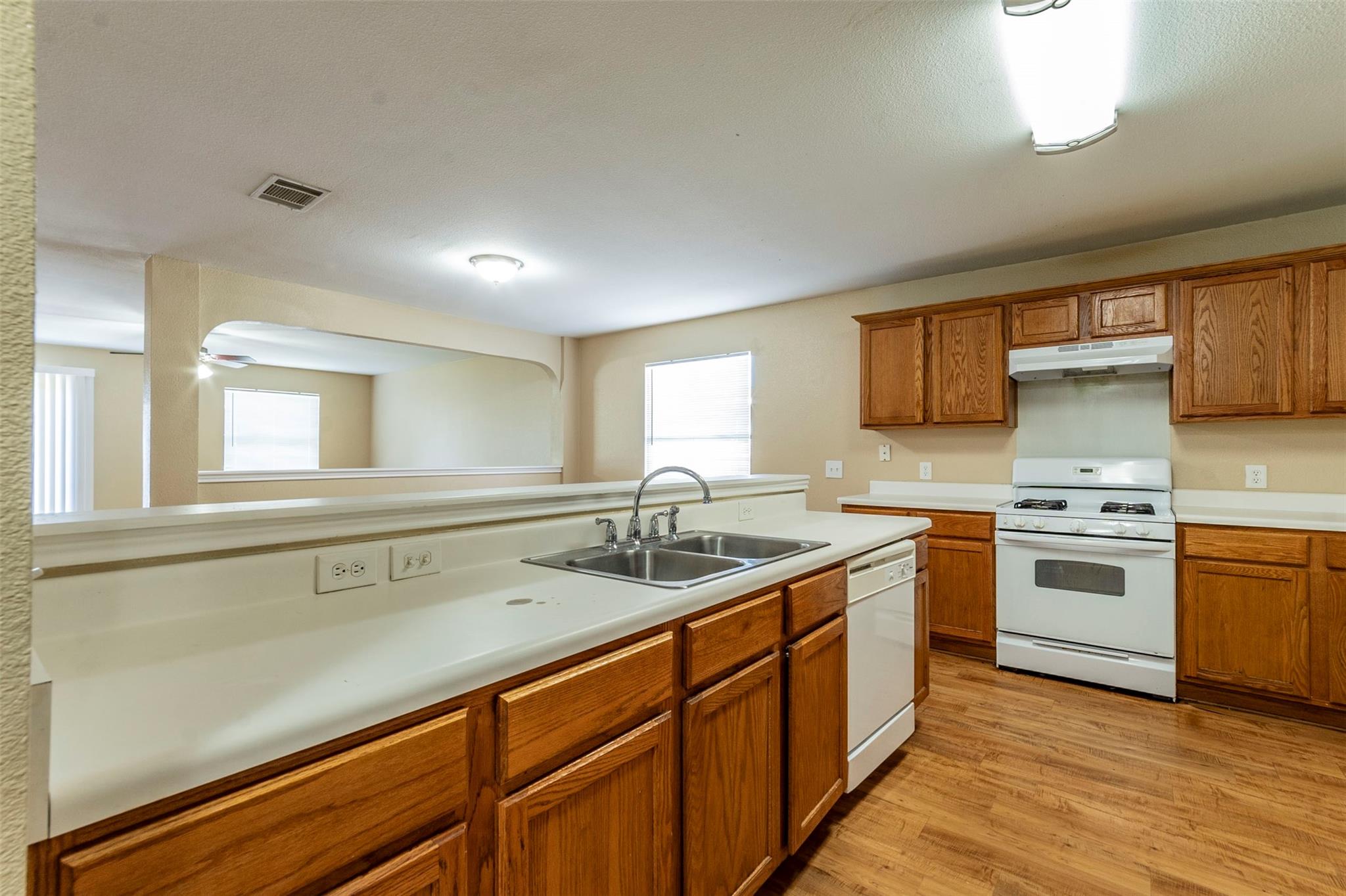 207 Mitchell Dr, Hutto, TX 78634
